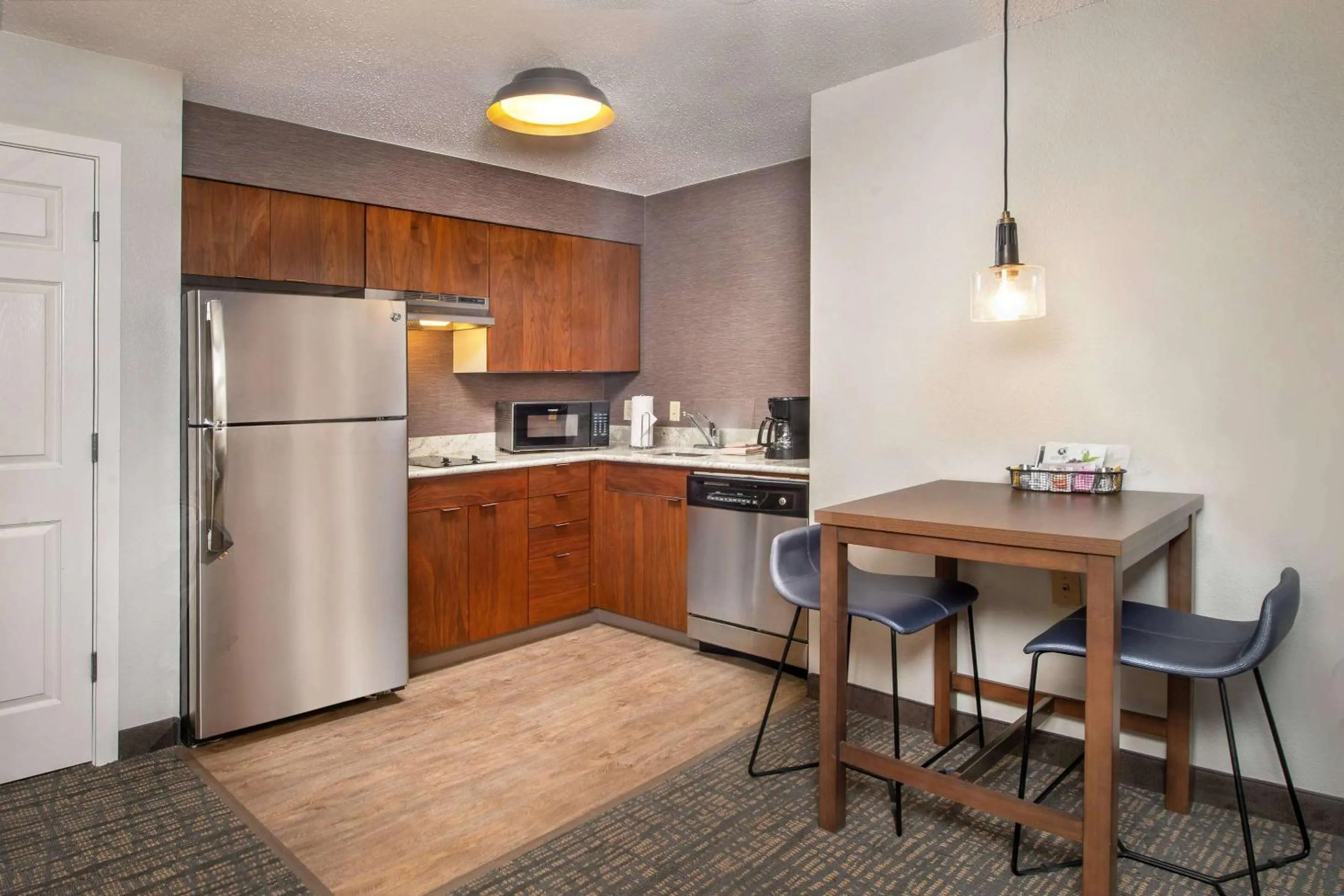 Kitchen or kitchenette in Sonesta ES Suites Baltimore BWI Airport