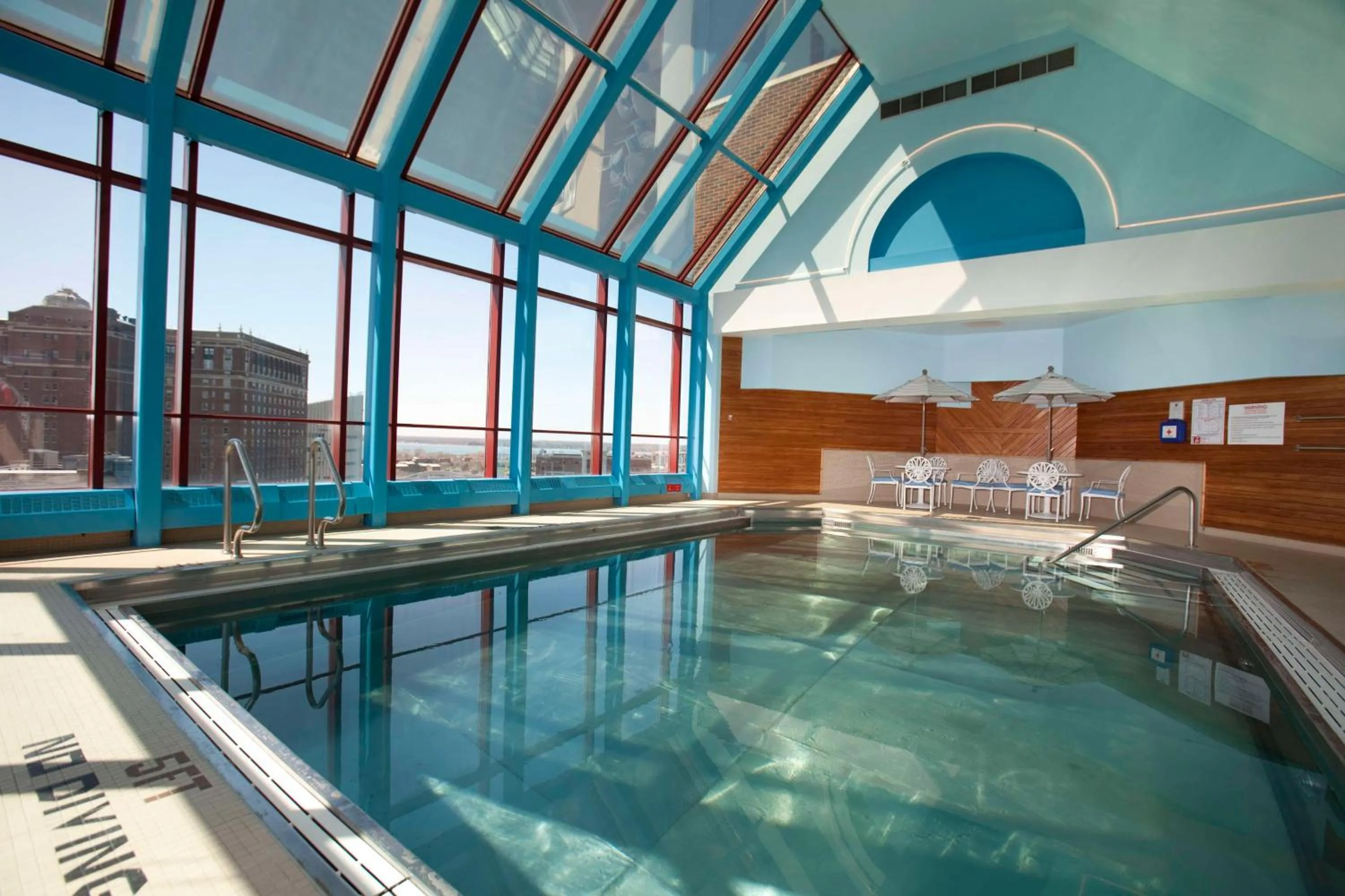 Swimming pool in Hyatt Regency Buffalo