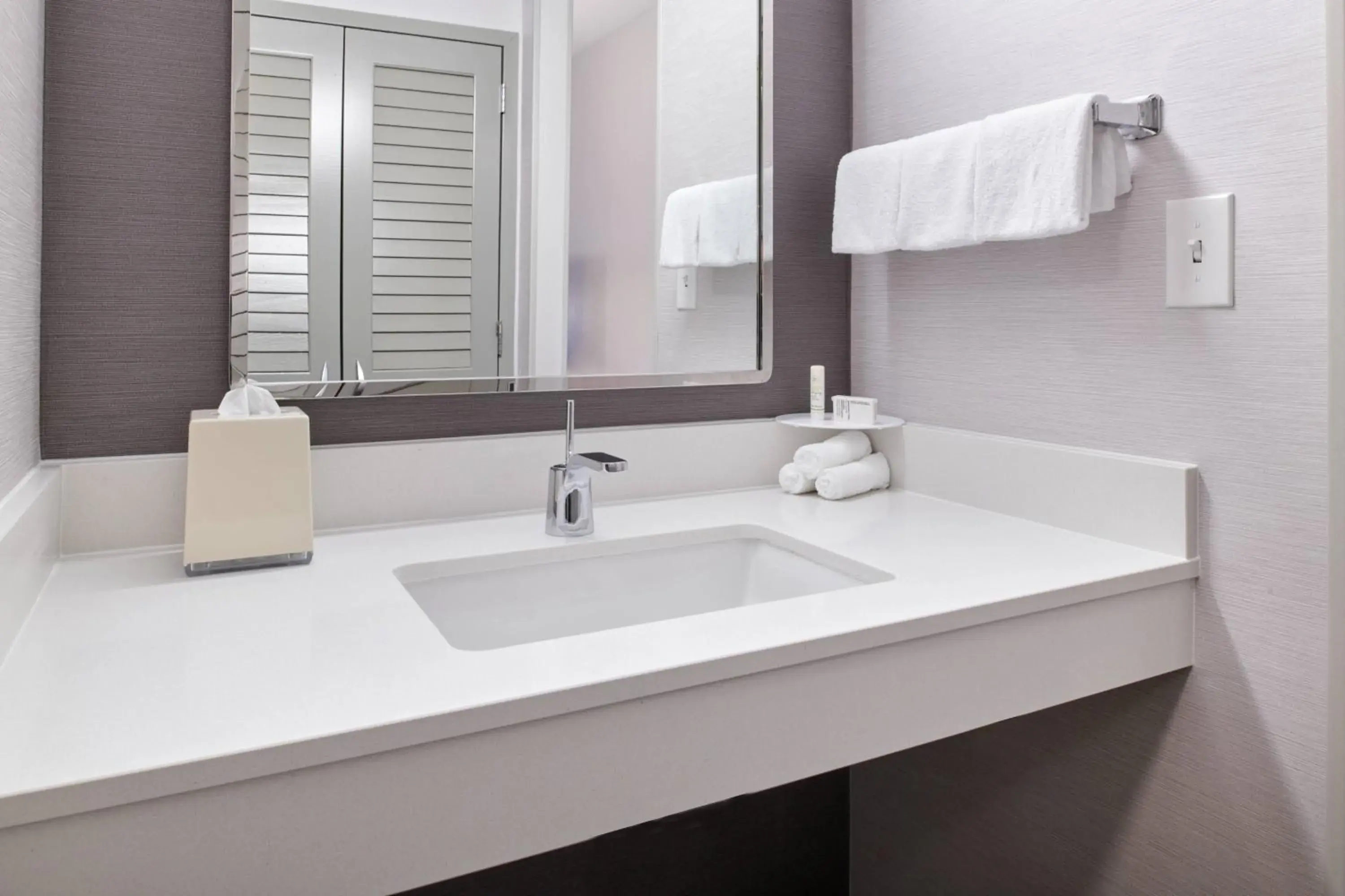 1 Bedroom 2 room Suite, 2 Double in Courtyard Chicago Highland Park/Northbrook 1 Bedroom 2 room Suite, 2 Double in Courtyard Chicago Highland Park/Northbrook