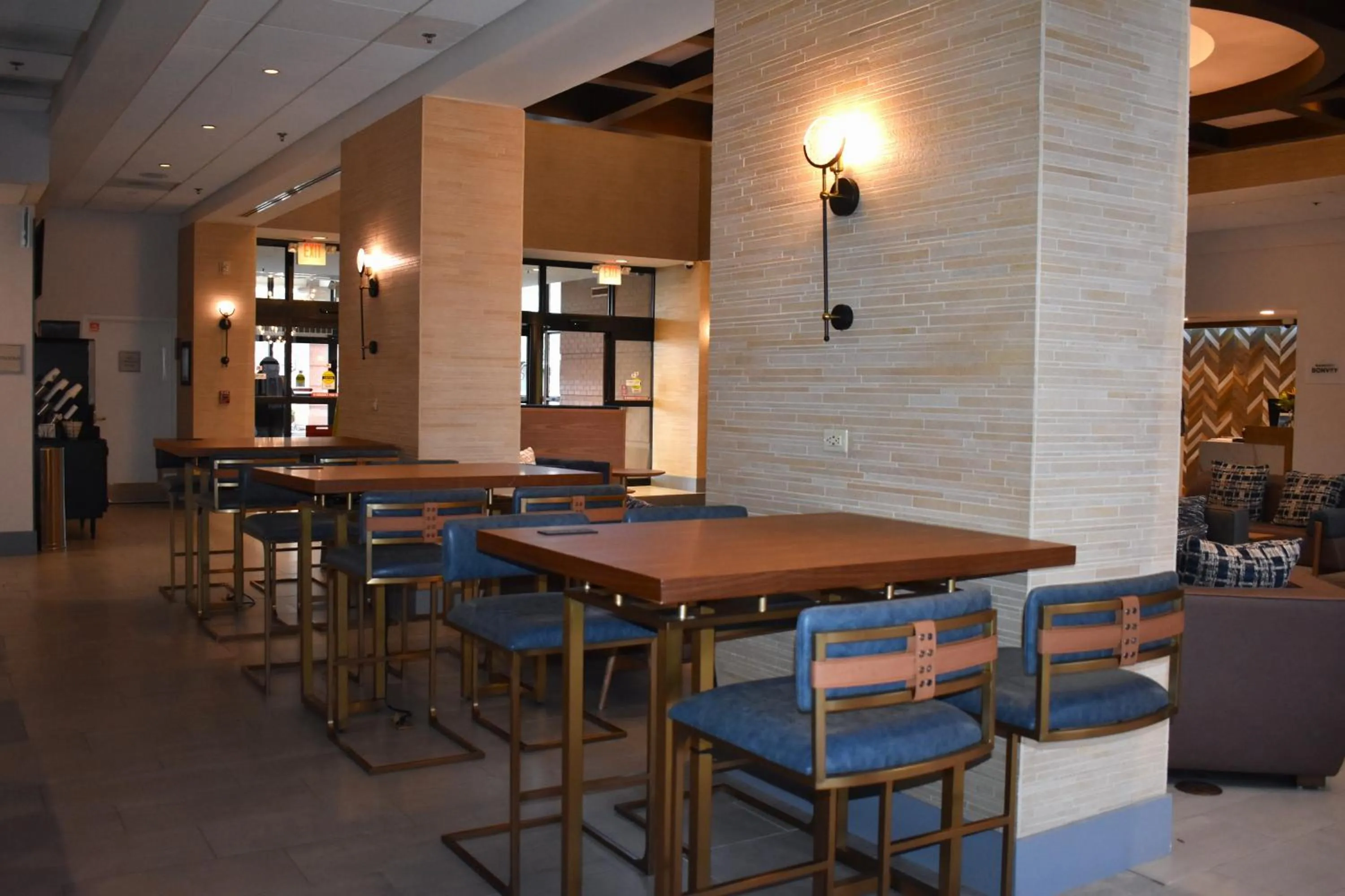 Dining area in Chicago Marriott Suites O'Hare
