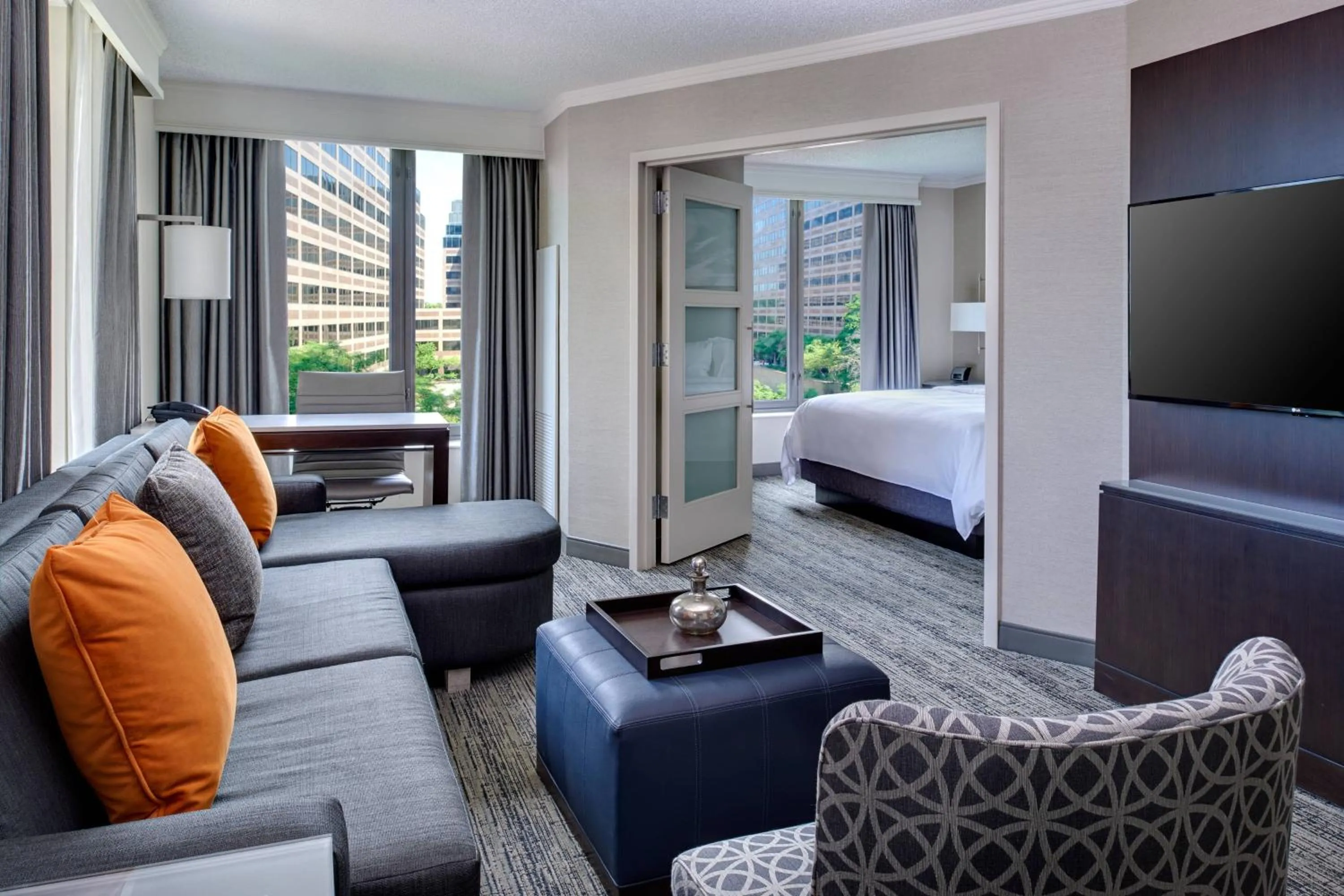 Photo of the whole room, Bed in Chicago Marriott Suites O'Hare