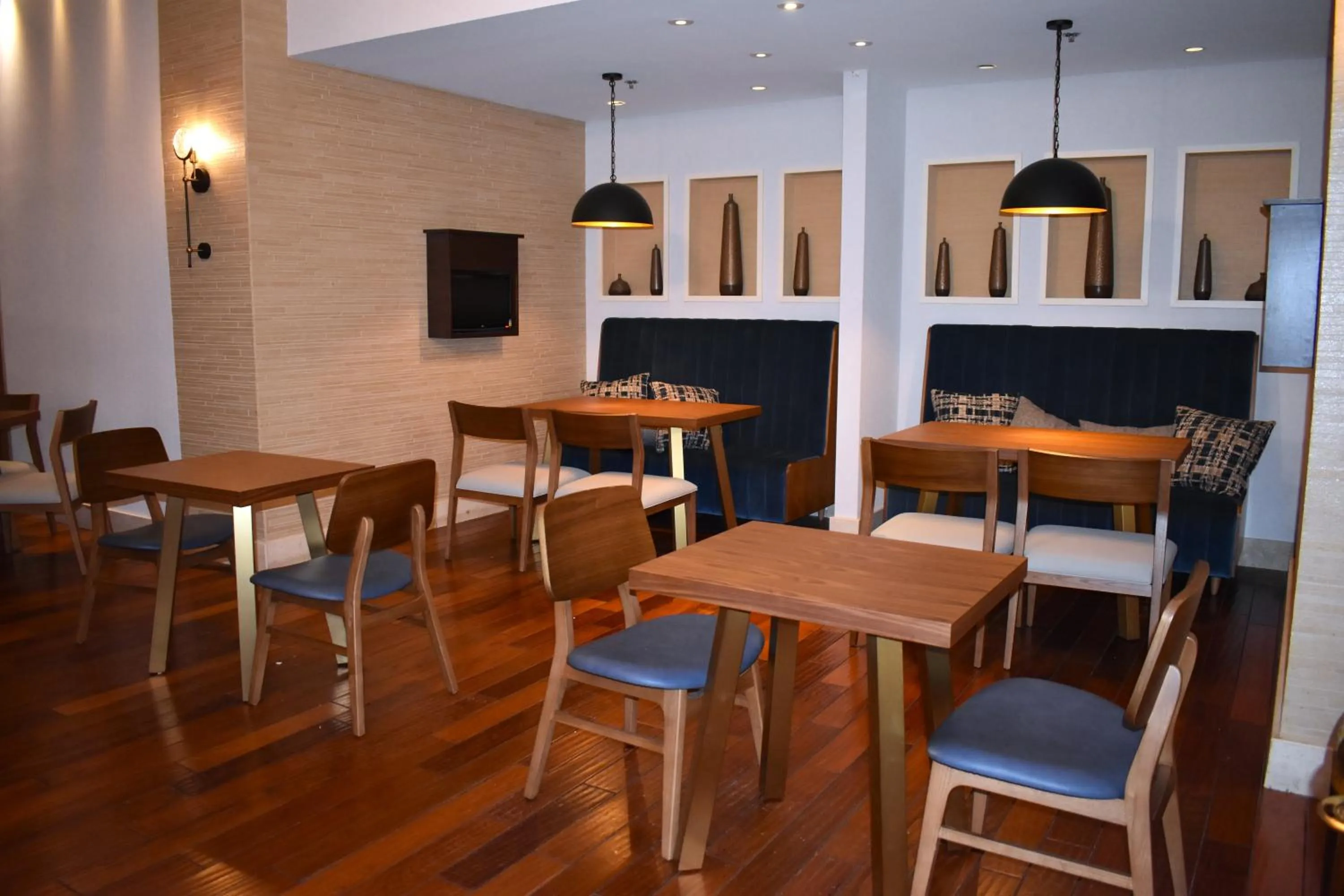 Dining area in Chicago Marriott Suites O'Hare