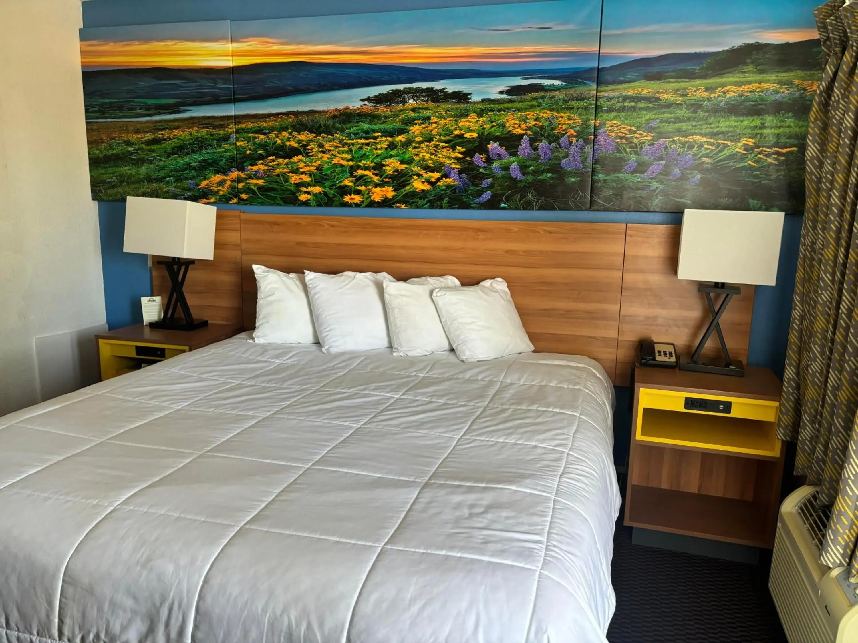 Bed in Days Inn & Suites by Wyndham Needles Bed in Days Inn & Suites by Wyndham Needles