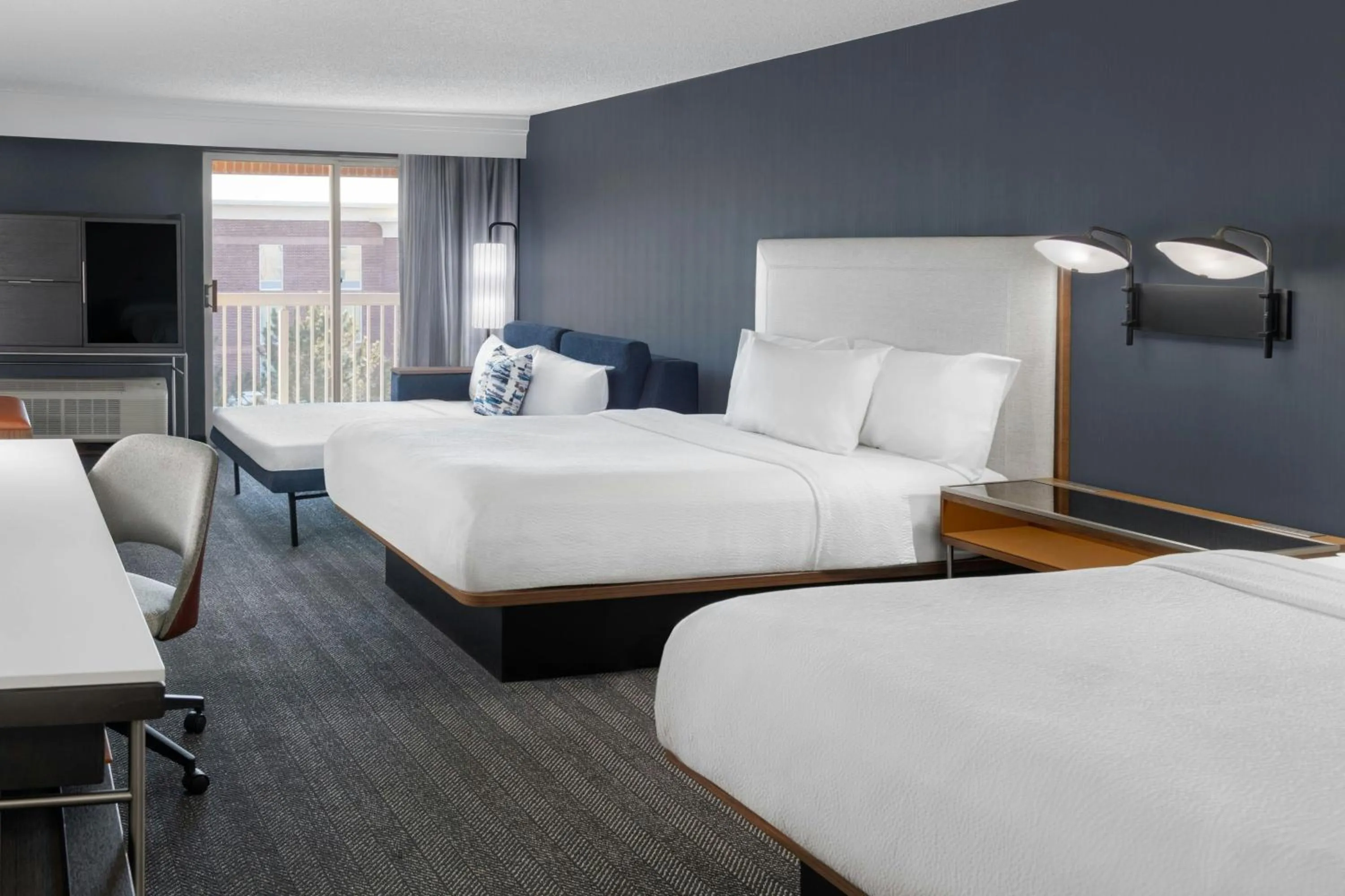 Photo of the whole room, Bed in Courtyard Cleveland Airport South