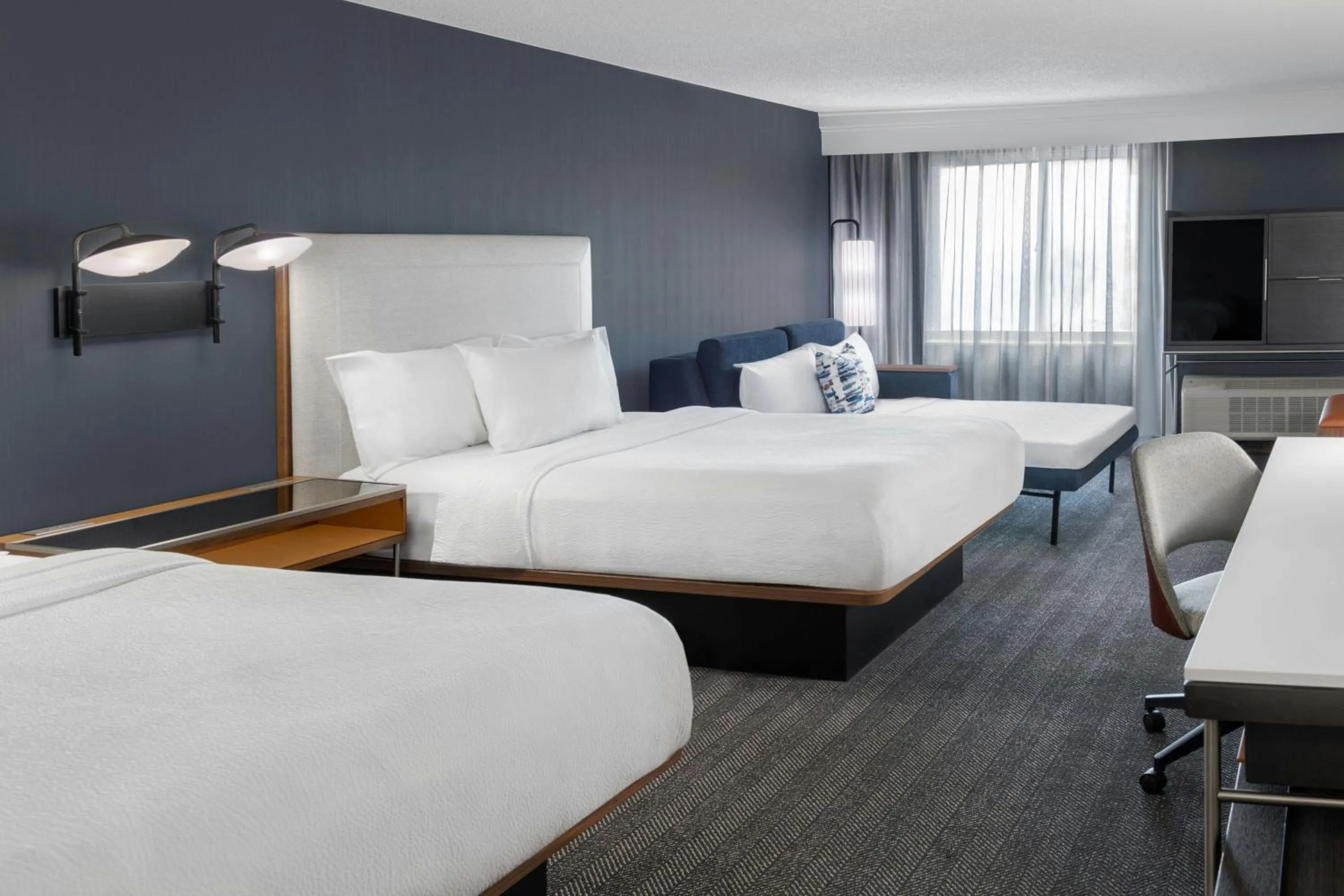 Photo of the whole room, Bed in Courtyard Cleveland Airport South