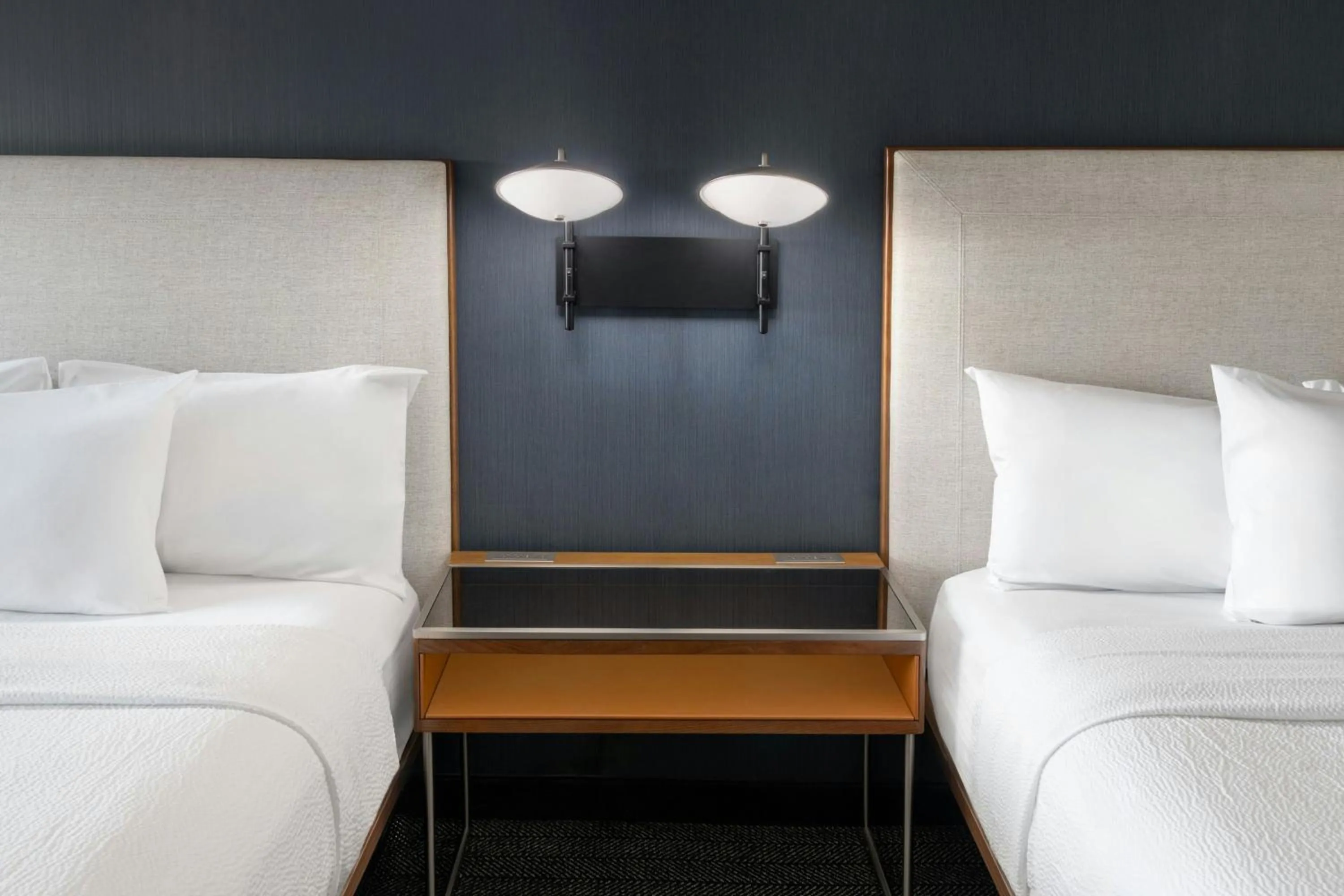 Photo of the whole room, Bed in Courtyard Cleveland Airport South