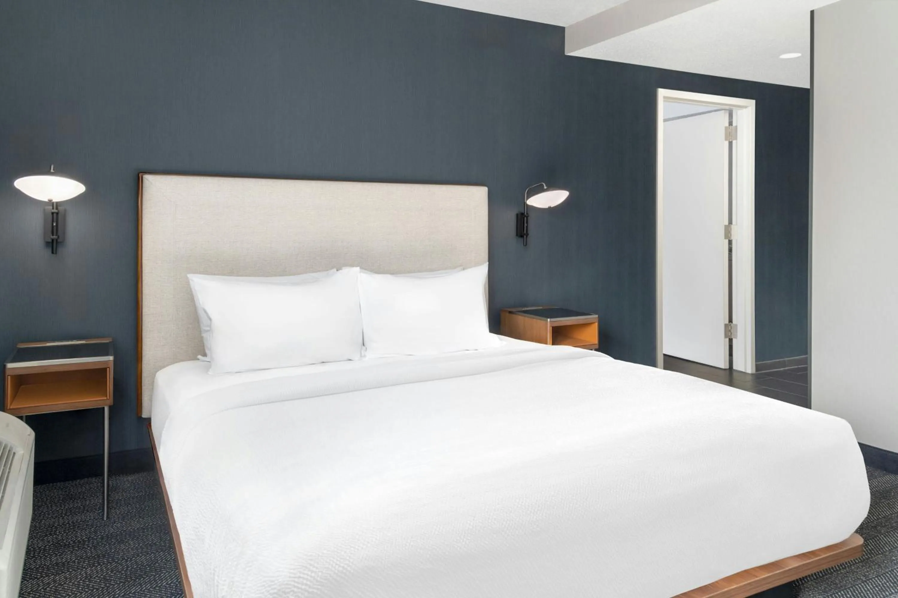 Photo of the whole room, Bed in Courtyard Cleveland Airport South