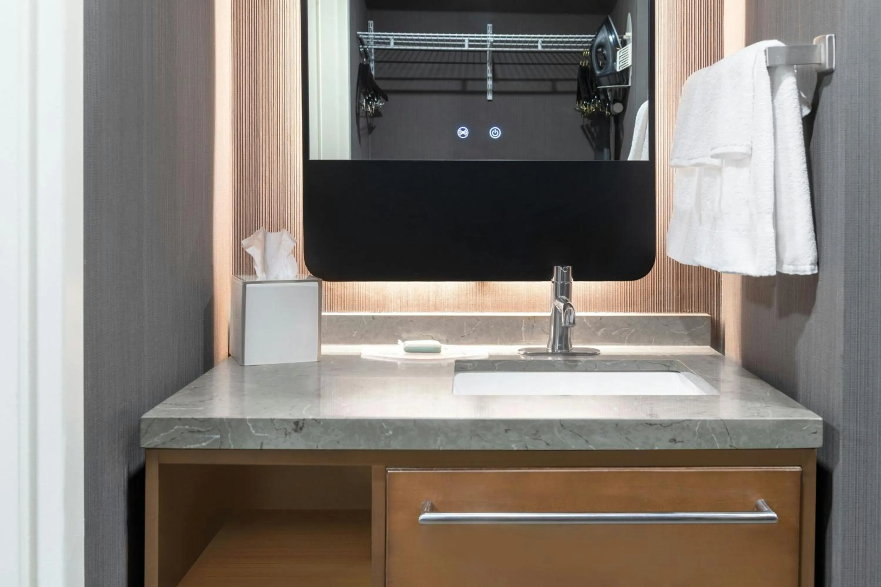 Photo of the whole room in Courtyard Cleveland Airport South