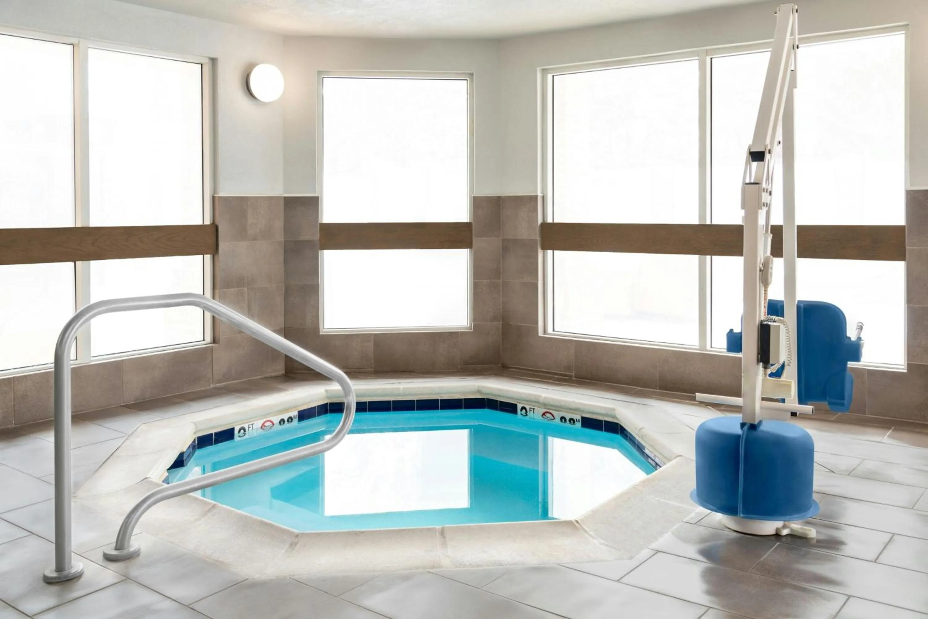 Swimming pool in Courtyard Cleveland Airport South