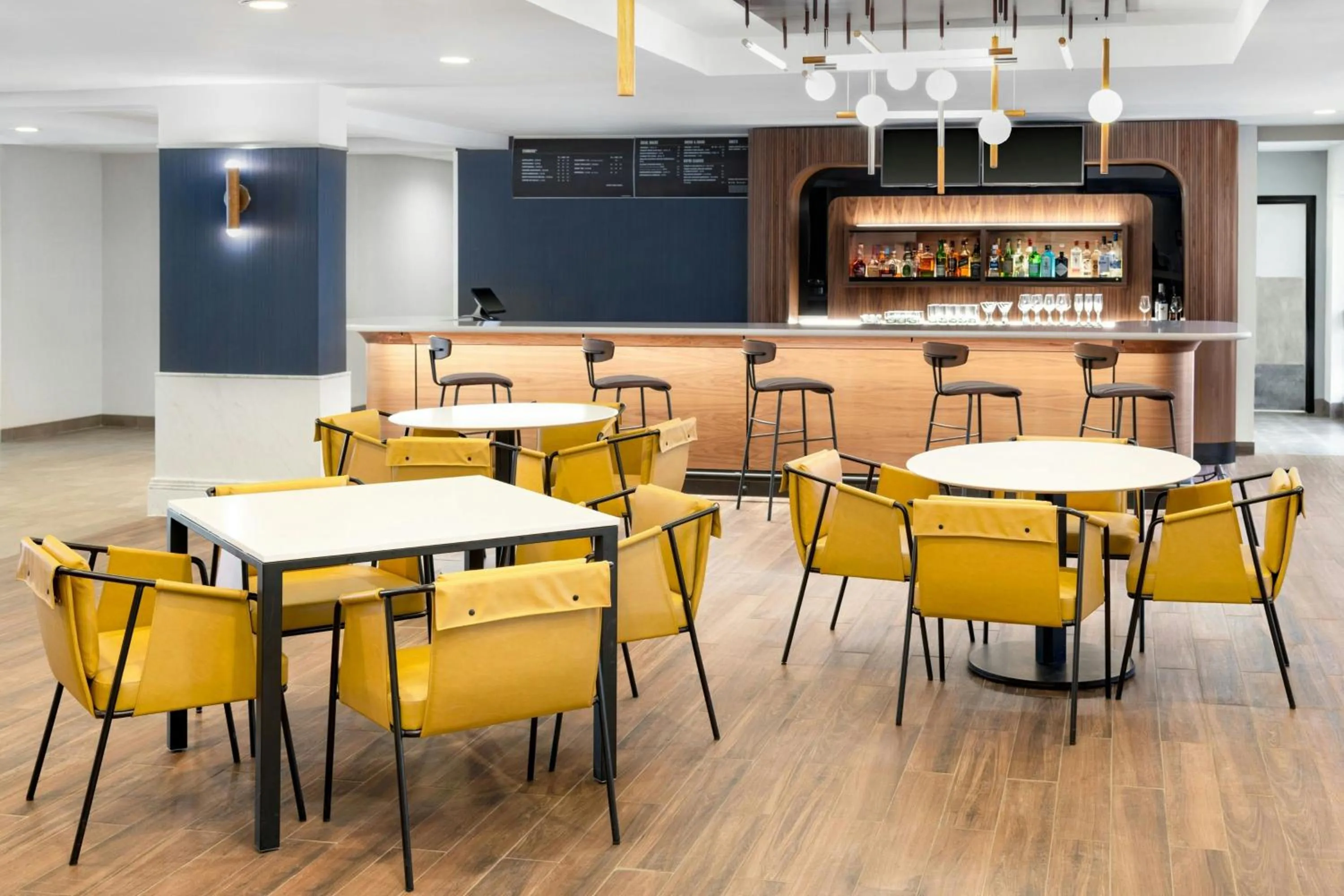 Restaurant/places to eat in Courtyard Cleveland Airport South