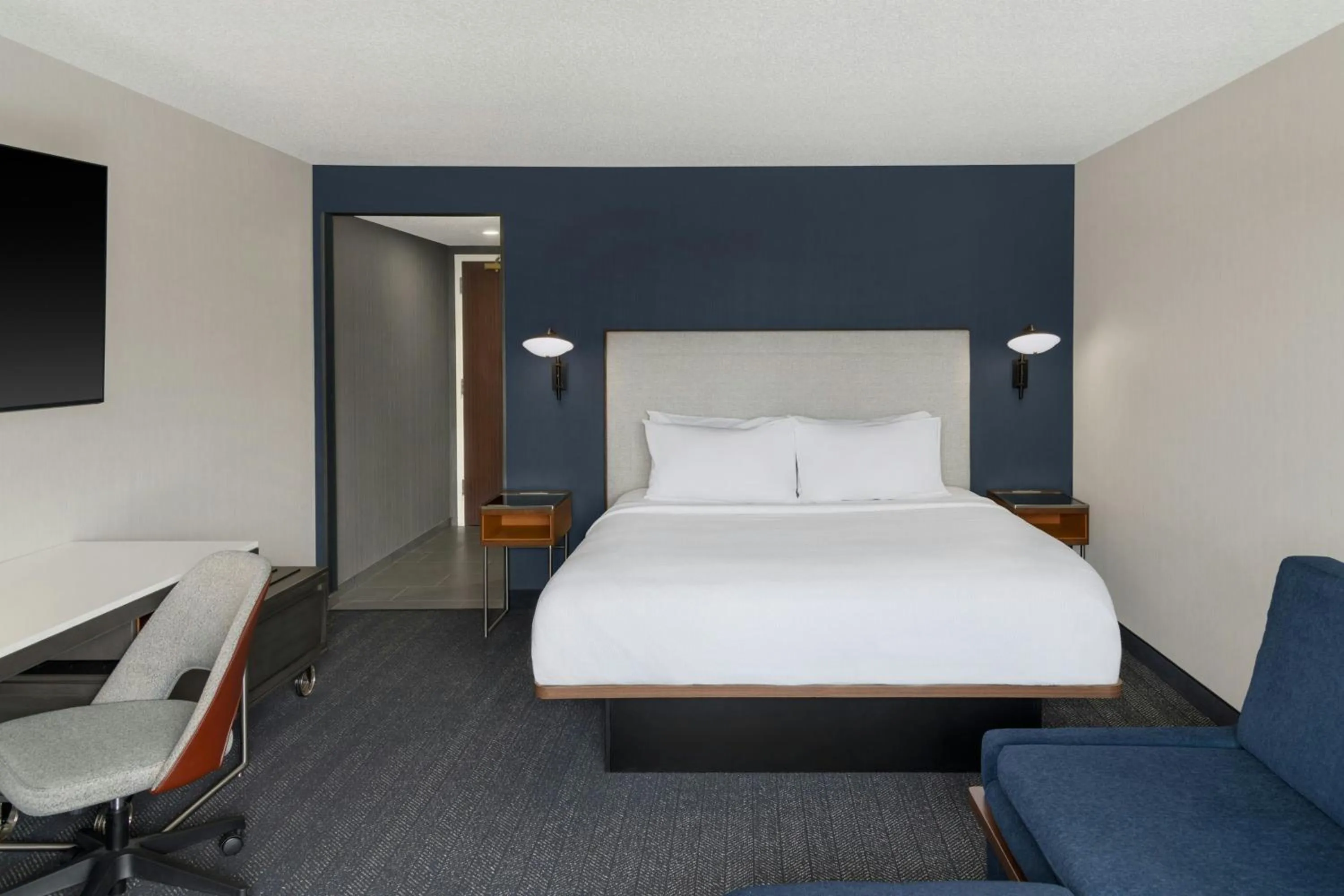 Photo of the whole room, Bed in Courtyard Cleveland Airport South