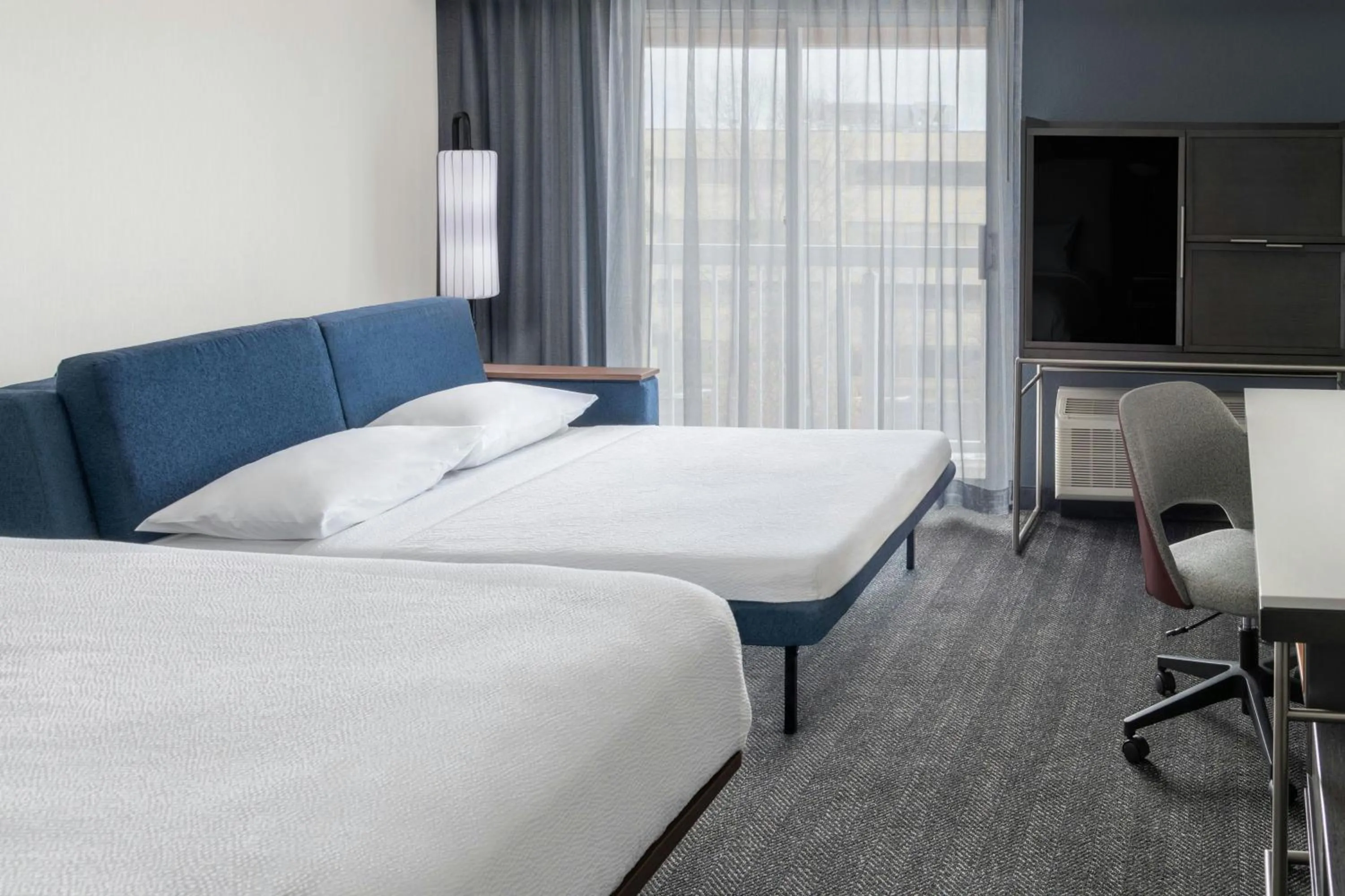 Photo of the whole room, Bed in Courtyard Cleveland Airport South