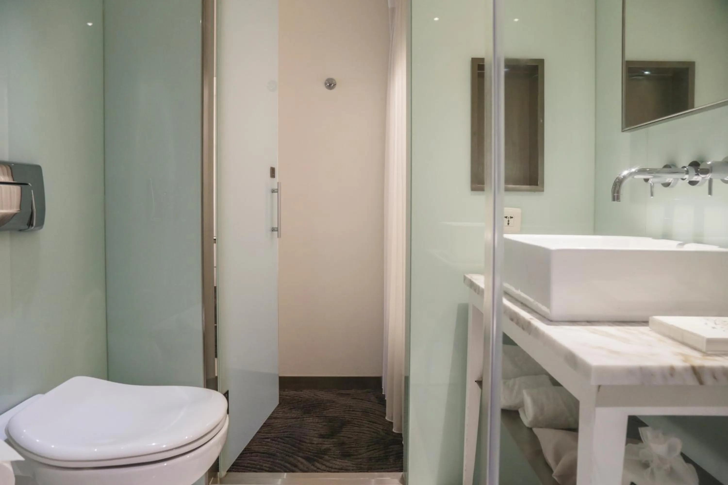 Shower in Ambience Hotel Taipei