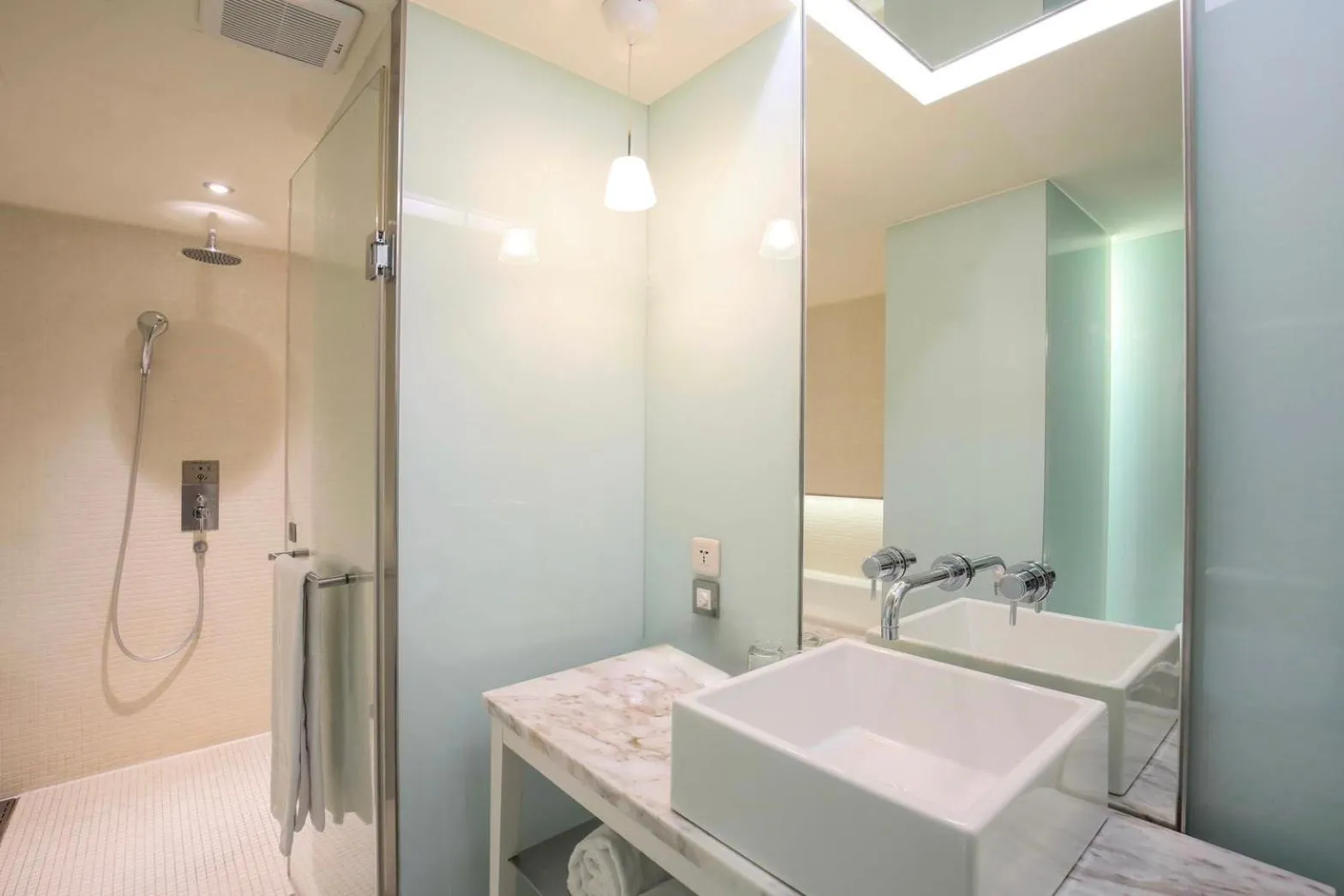 Shower in Ambience Hotel Taipei