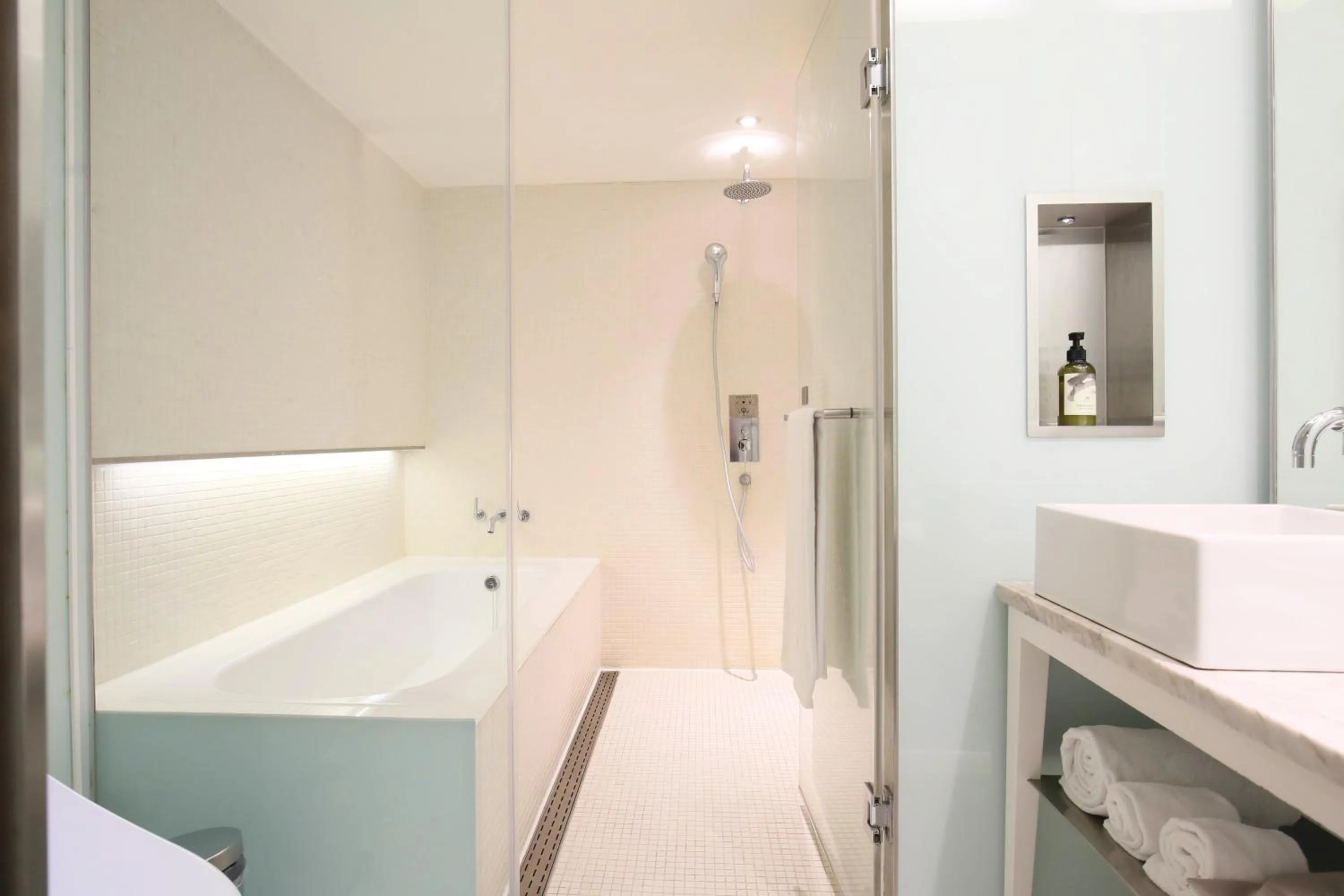 Shower in Ambience Hotel Taipei