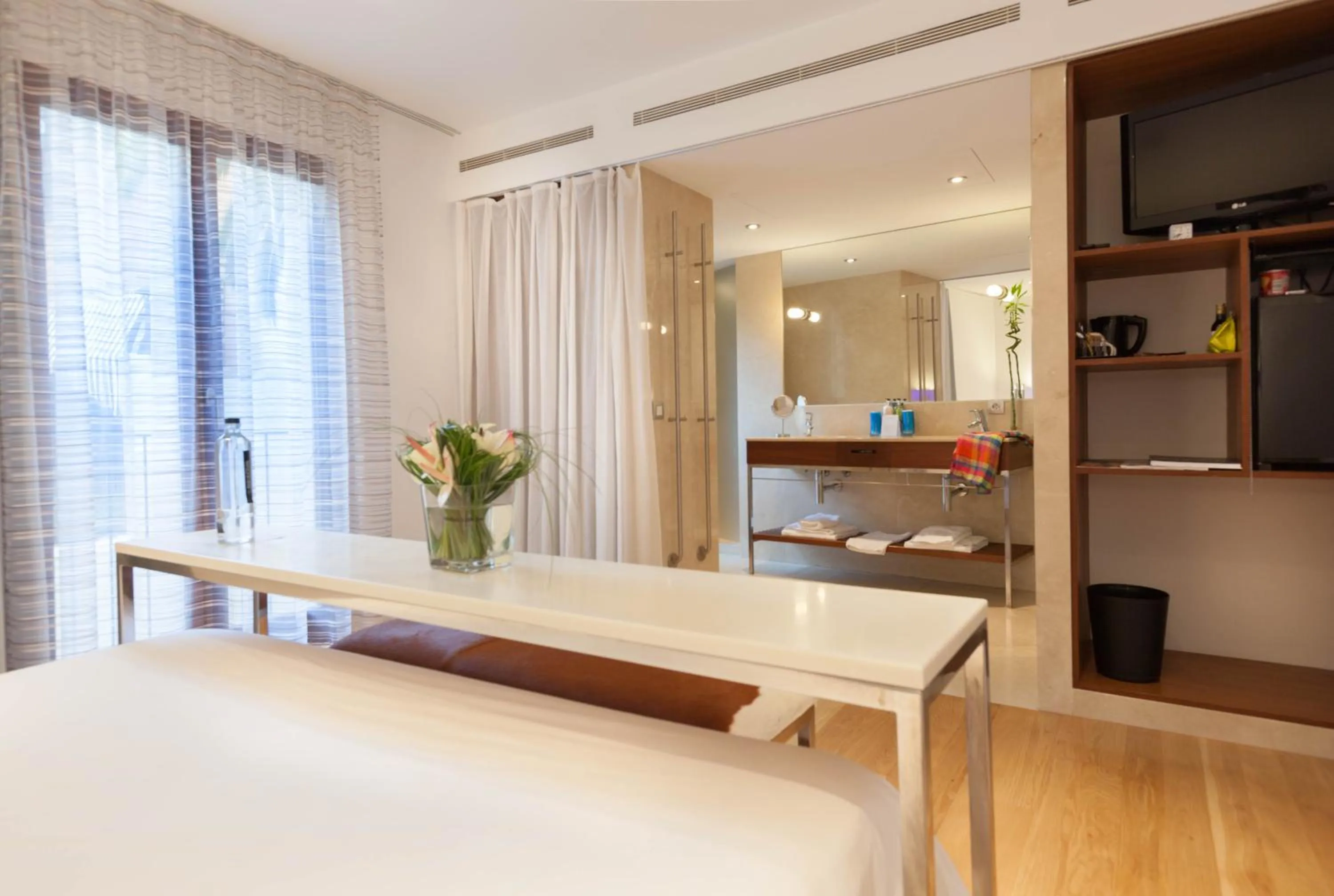 Photo of the whole room, Bed in Petit Palace Hotel Tres