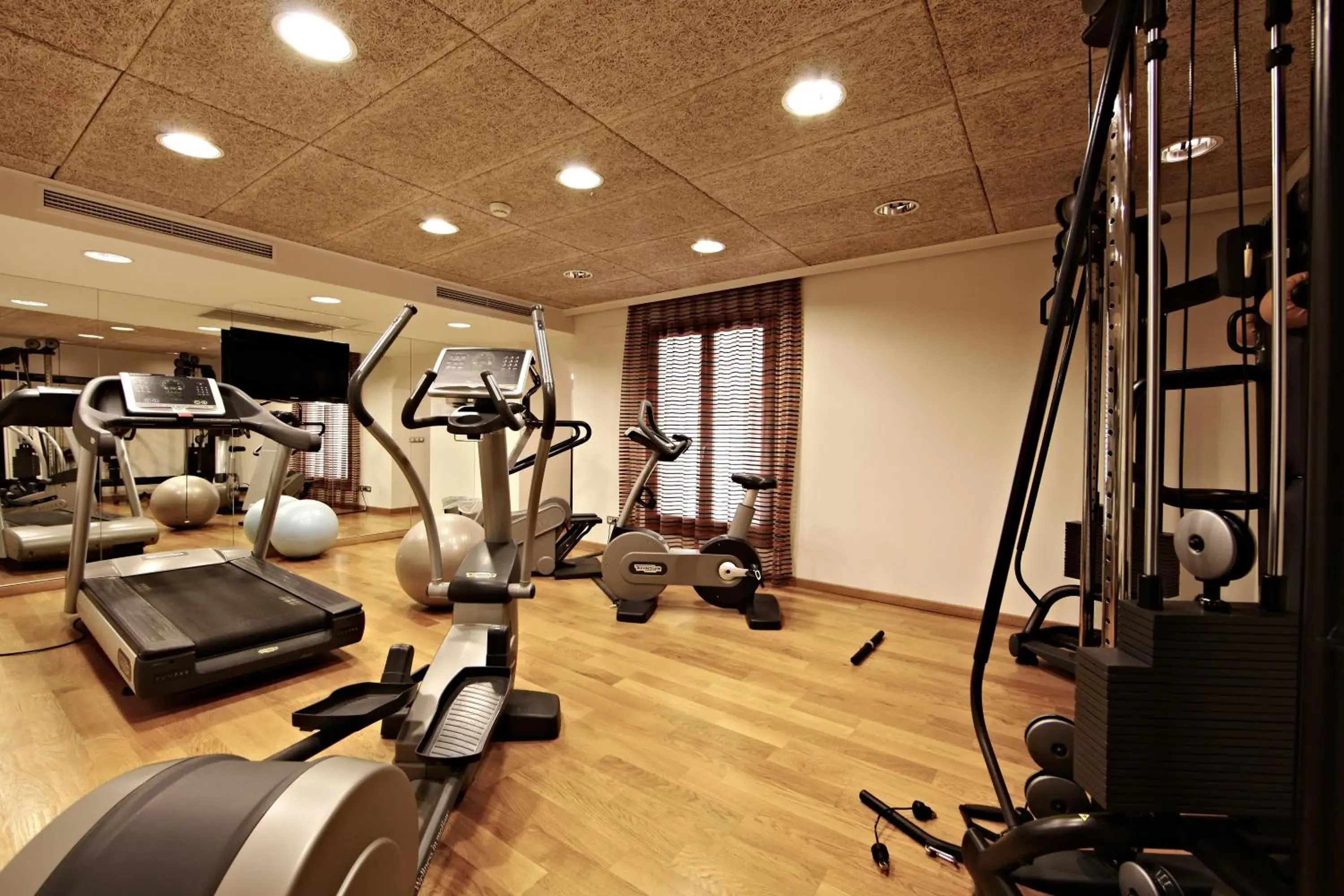 Fitness centre/facilities in Petit Palace Hotel Tres Fitness centre/facilities in Petit Palace Hotel Tres