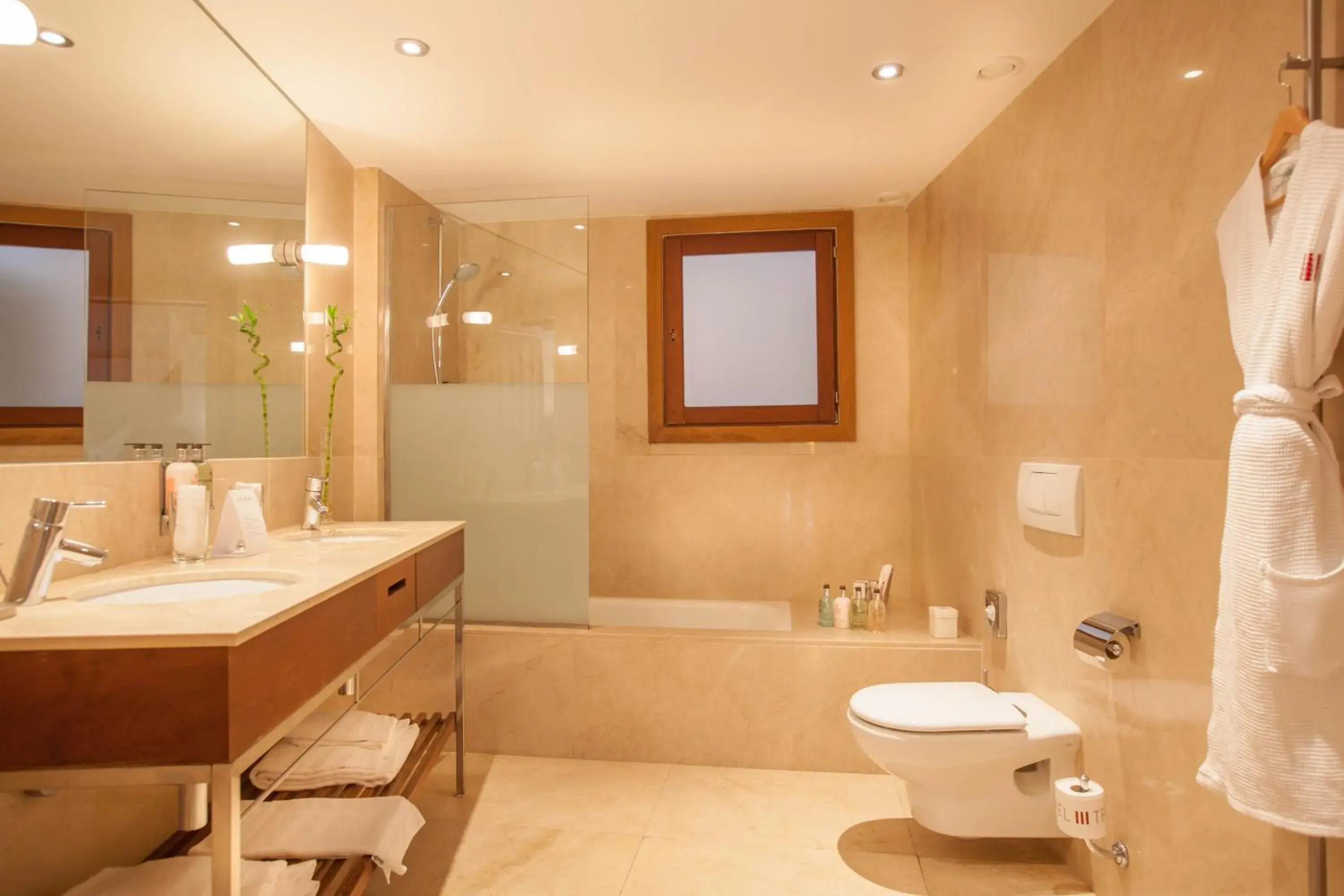 Bathroom in Petit Palace Hotel Tres Bathroom in Petit Palace Hotel Tres