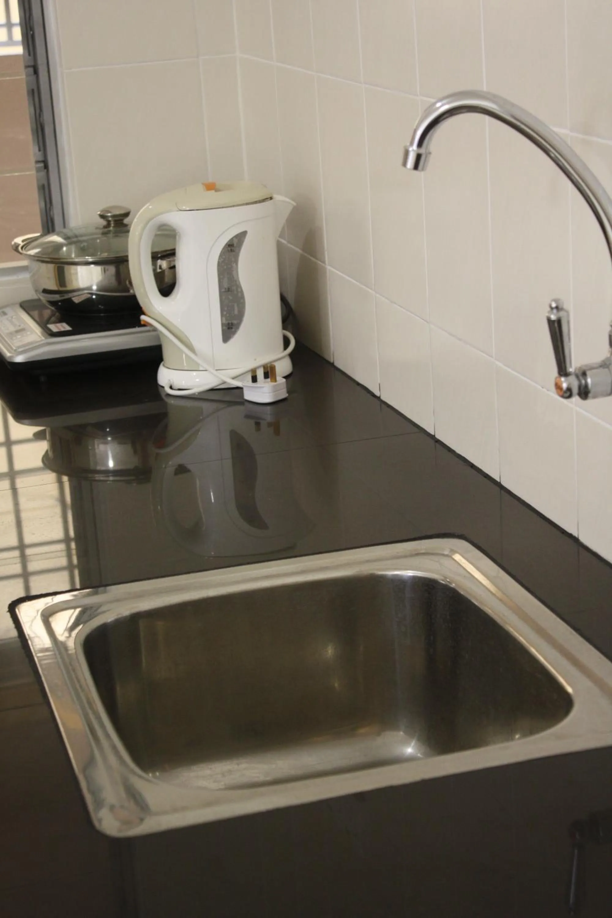 Kitchen or kitchenette in Dynasty Inn