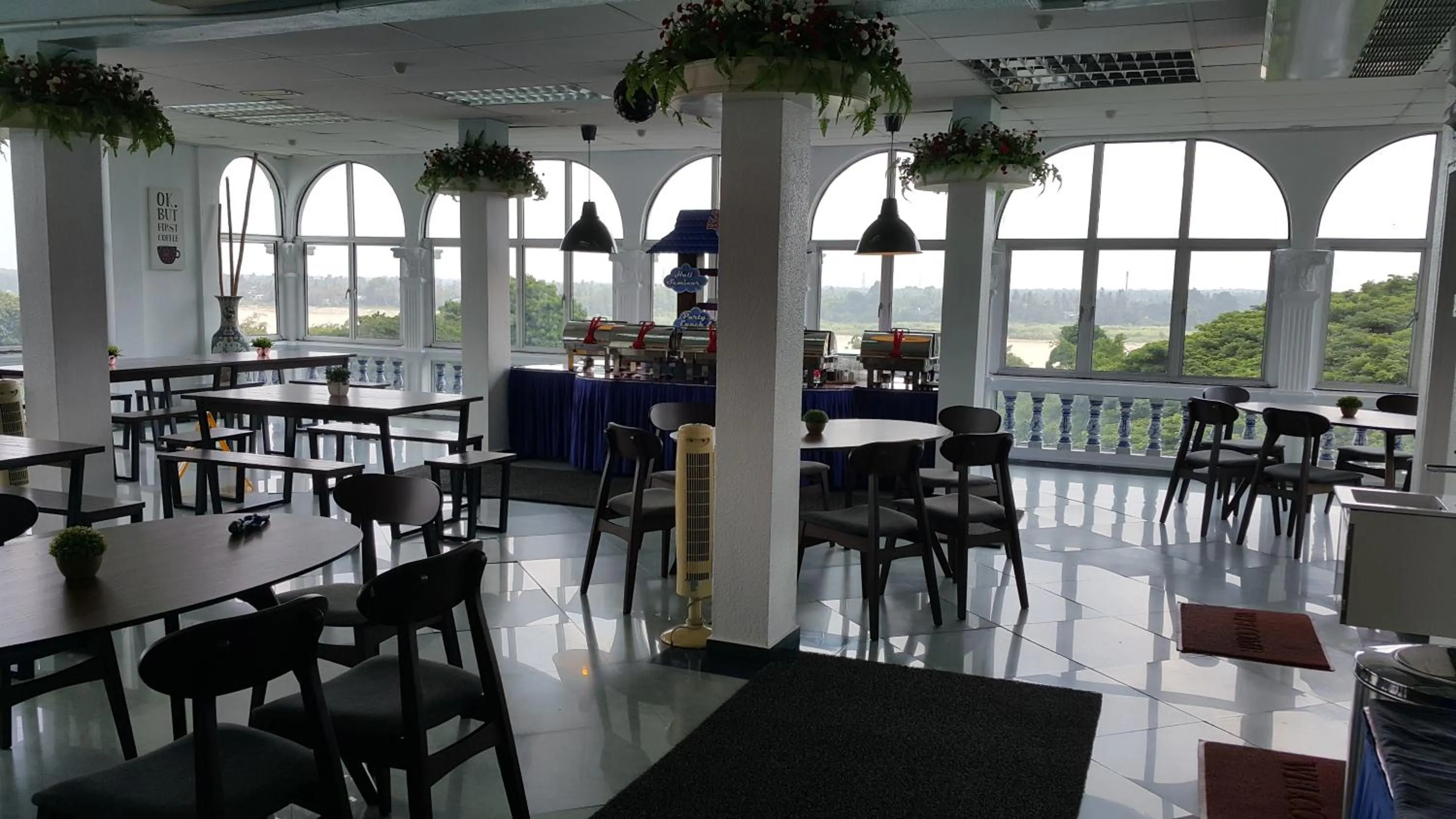 Restaurant/places to eat in Dynasty Inn