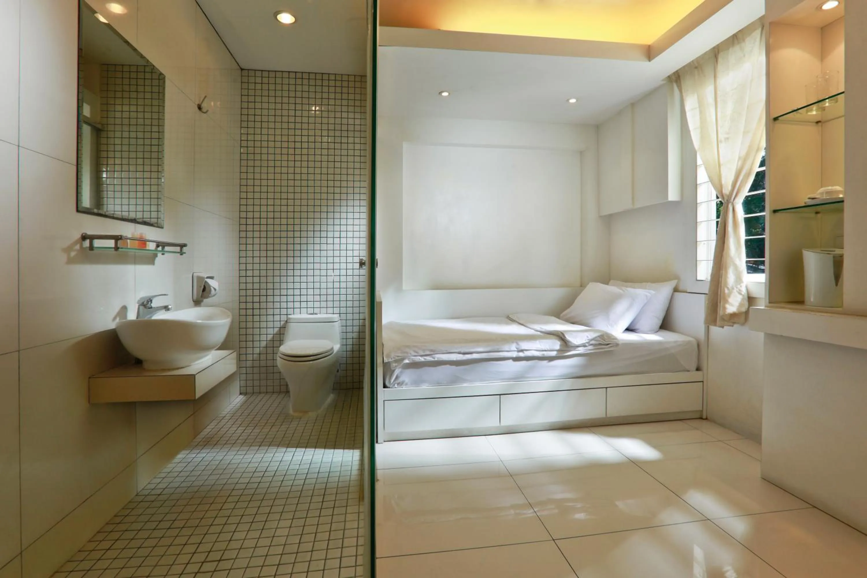 Photo of the whole room, Bed in Dynasty Inn