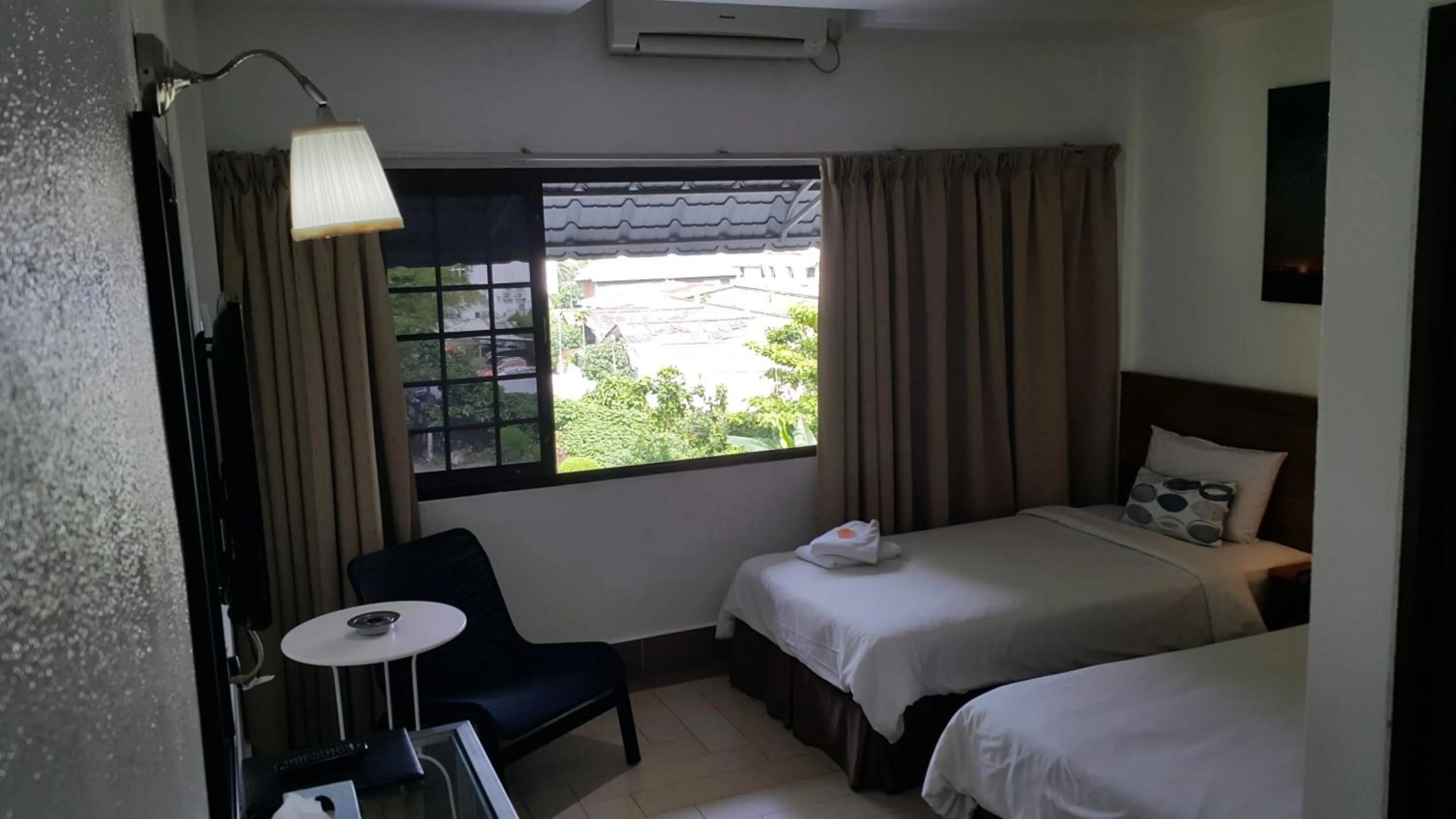 Photo of the whole room, Bed in Dynasty Inn