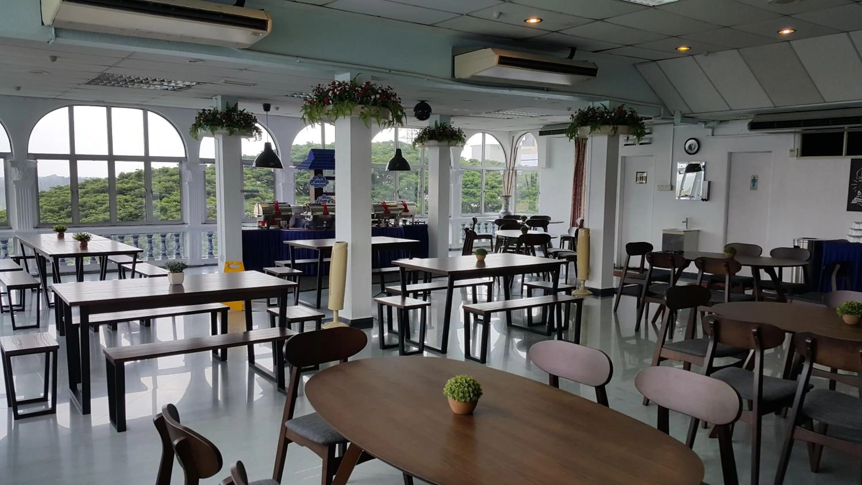 Restaurant/places to eat in Dynasty Inn