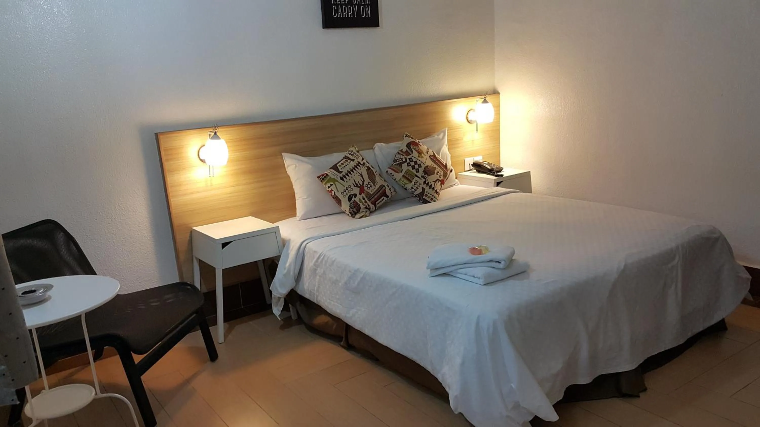 Photo of the whole room, Bed in Dynasty Inn