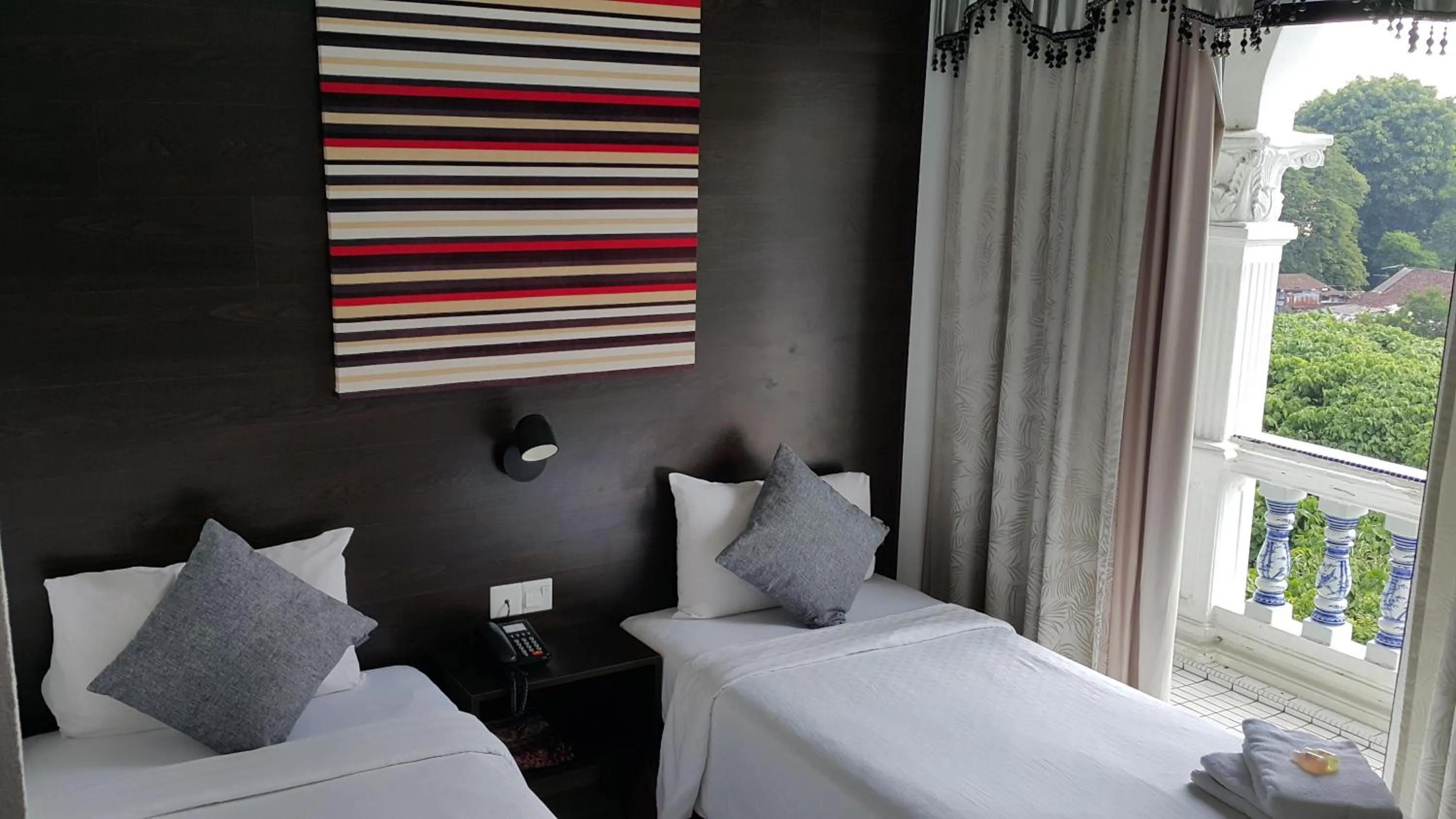 View (from property/room), Bed in Dynasty Inn