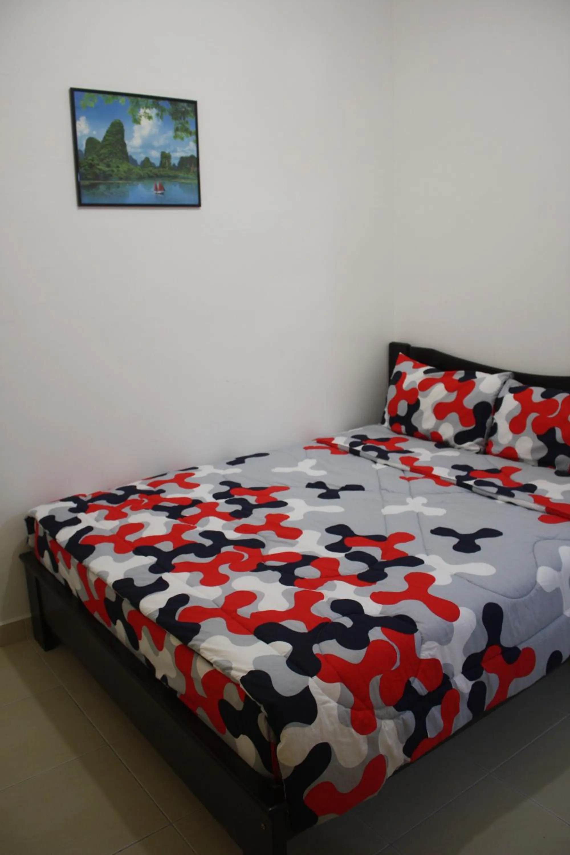 Photo of the whole room, Bed in Dynasty Inn