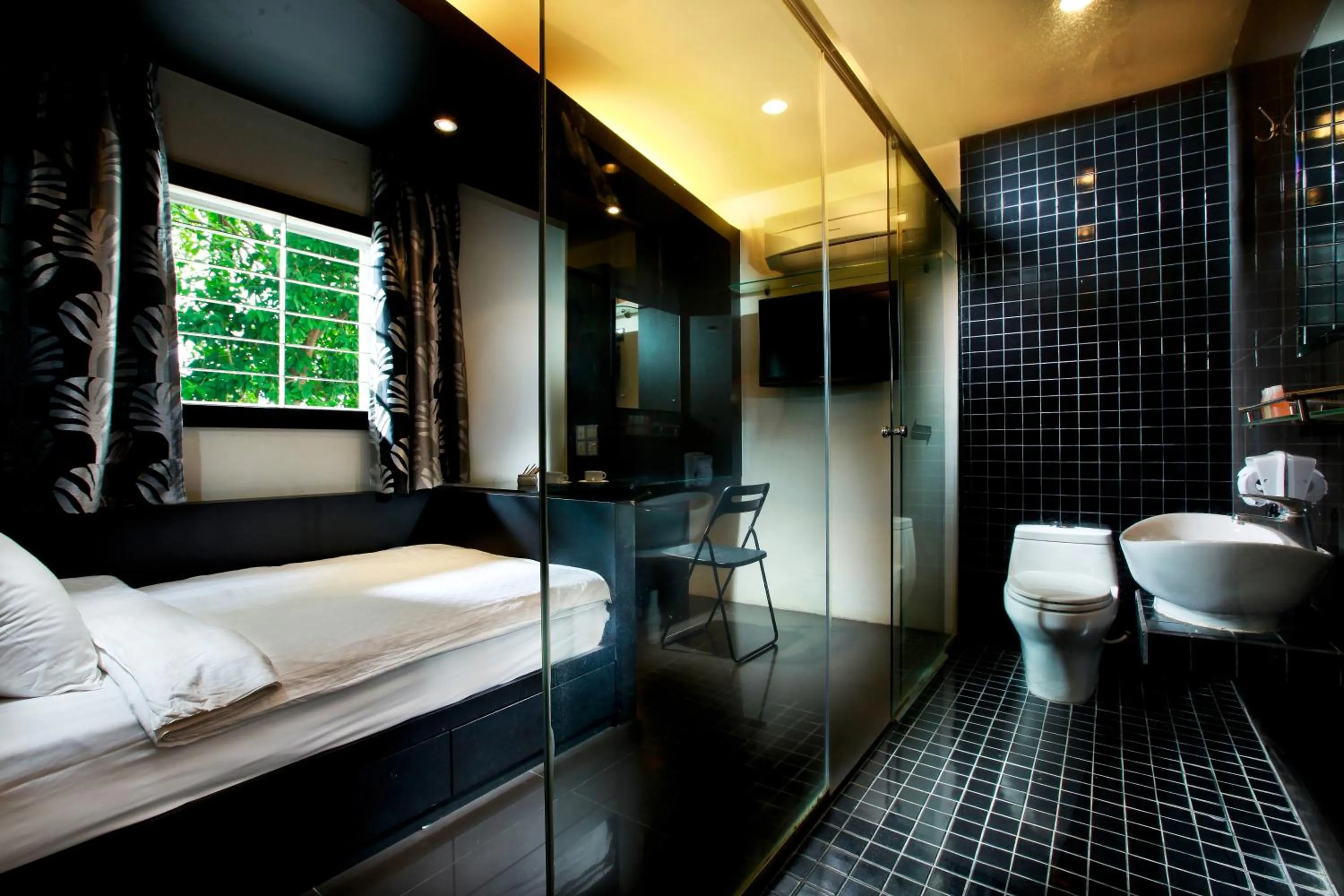 Photo of the whole room, Bed in Dynasty Inn