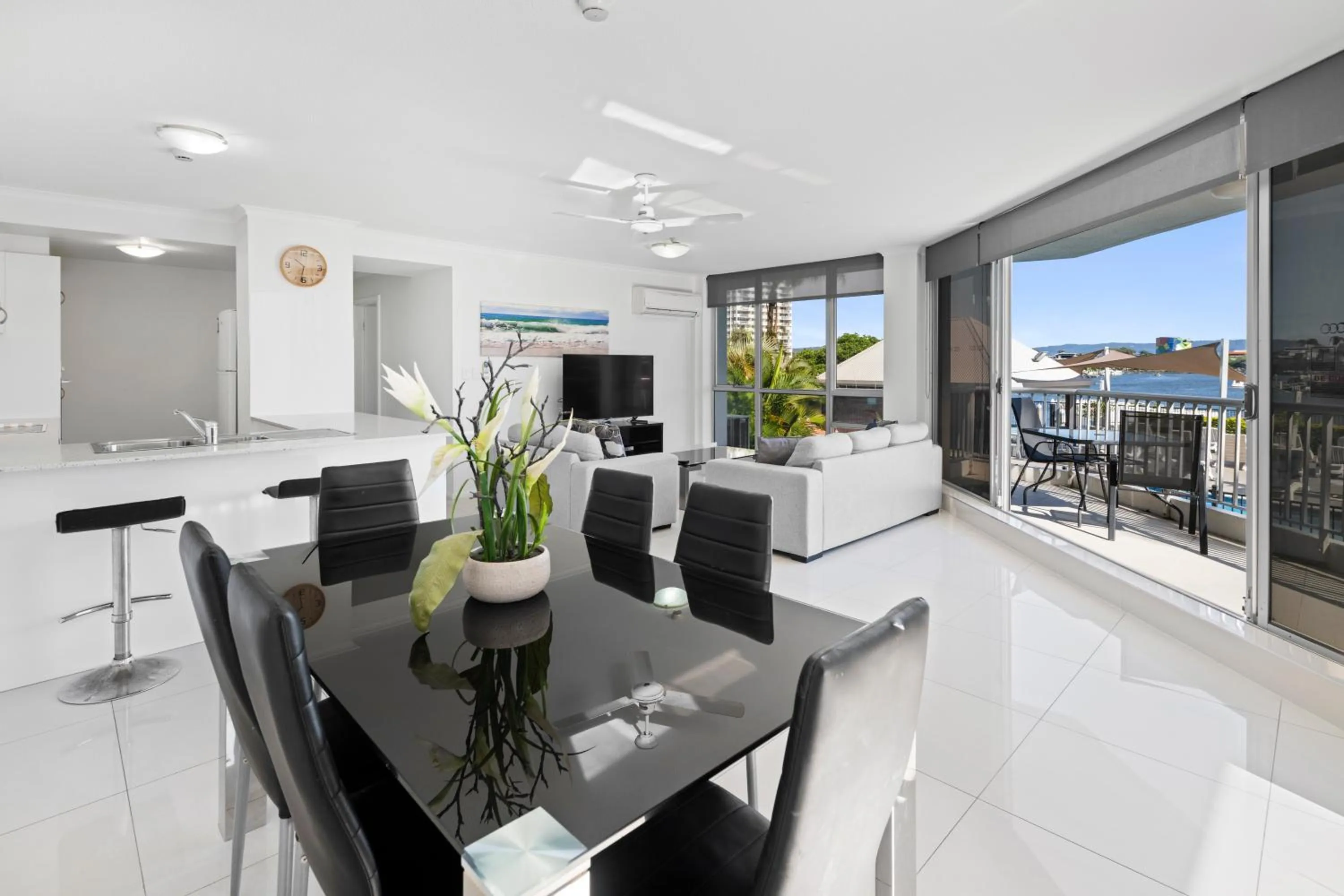 Dining area in Moorings On Cavill Surfers Paradise