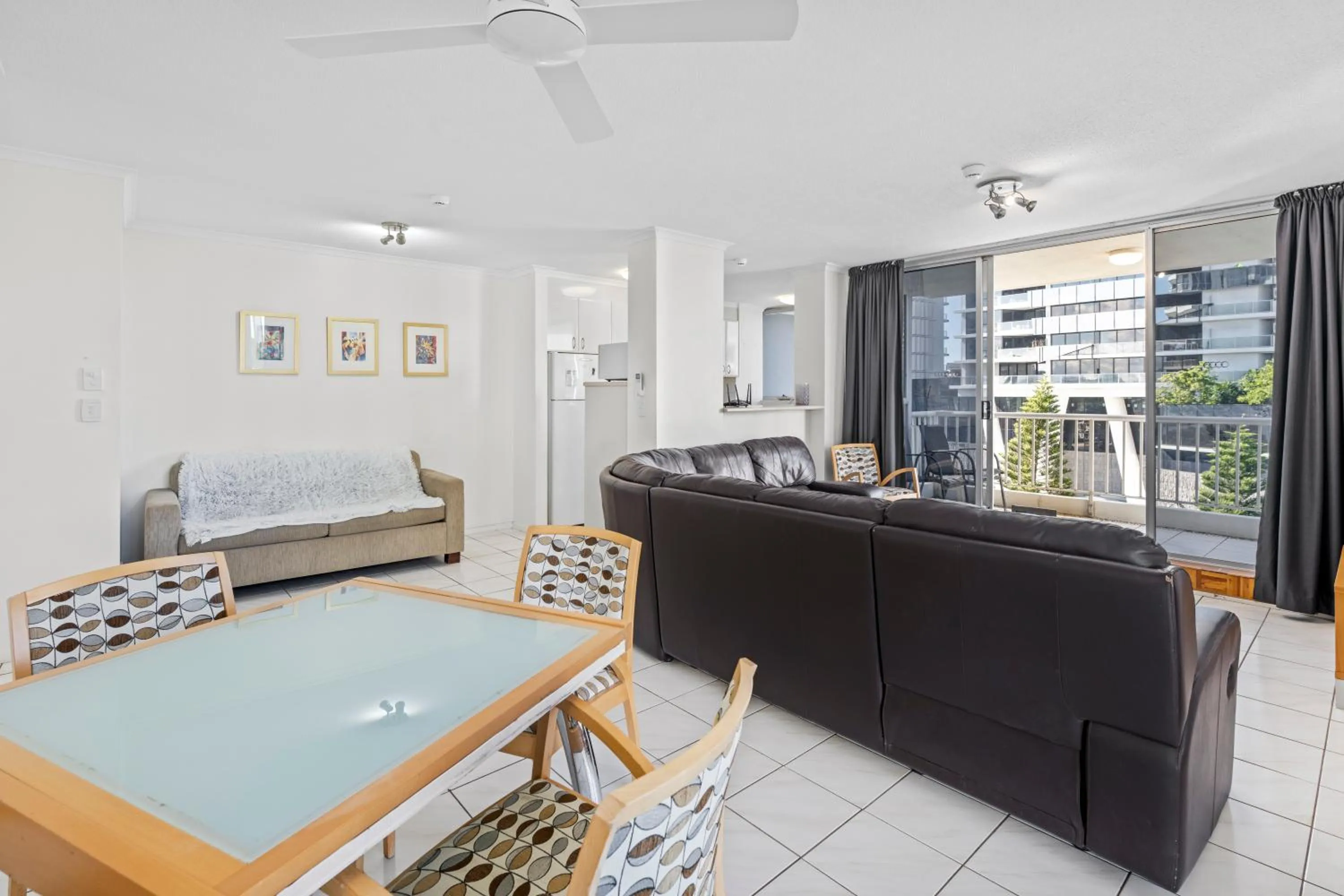 Dining area in Moorings On Cavill Surfers Paradise