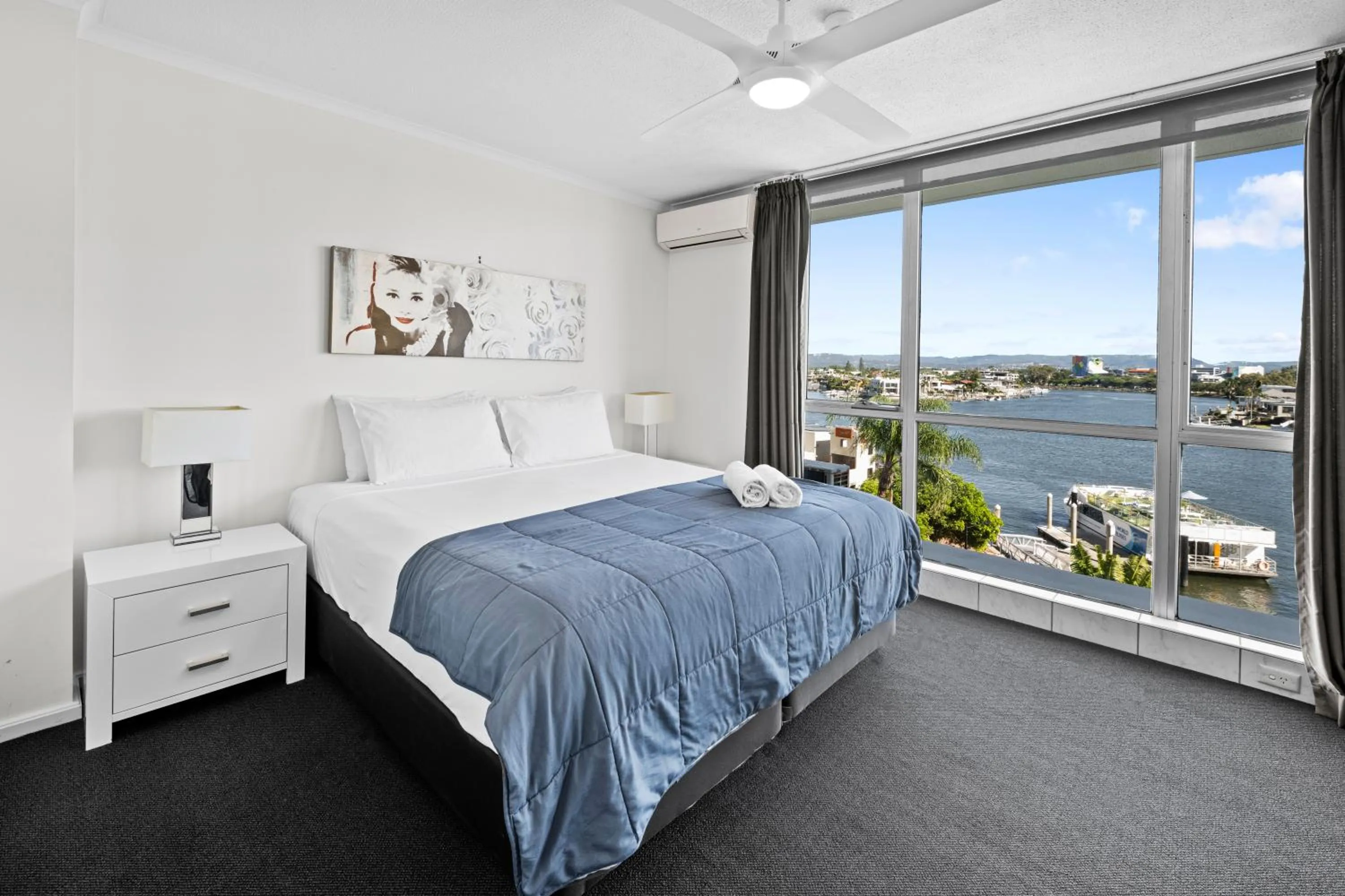 Bed in Moorings On Cavill Surfers Paradise