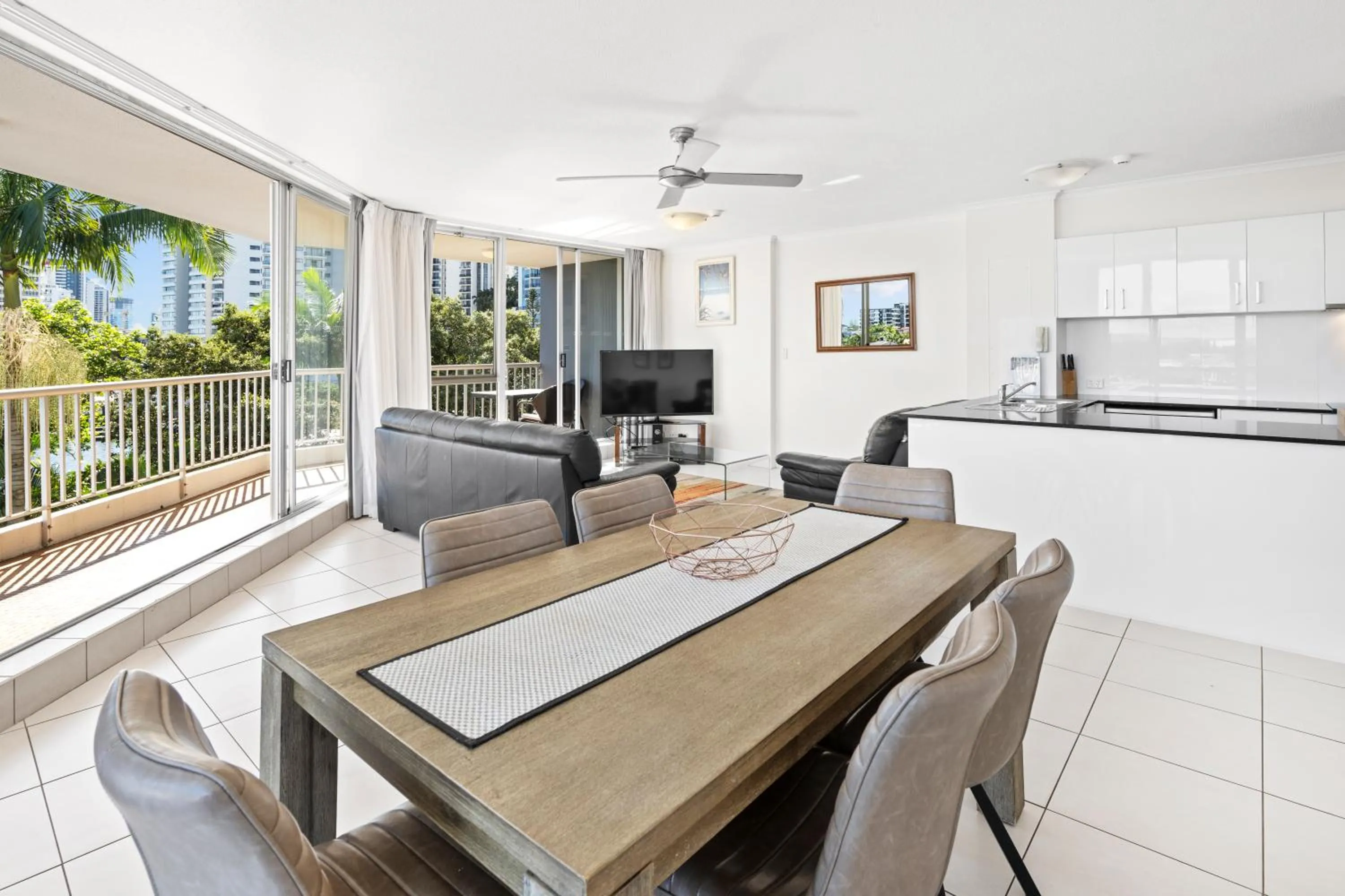 Dining area in Moorings On Cavill Surfers Paradise