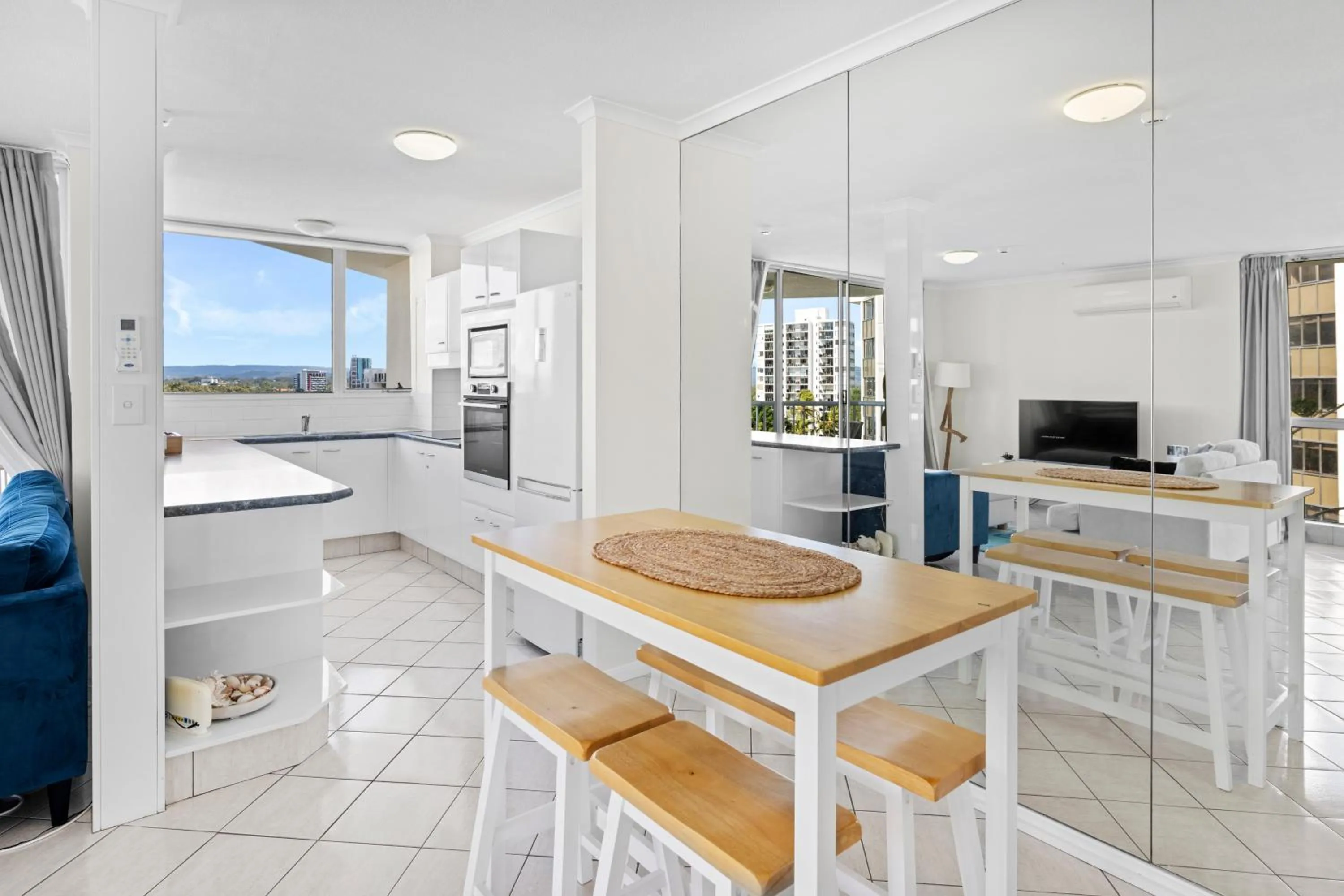 Dining area in Moorings On Cavill Surfers Paradise