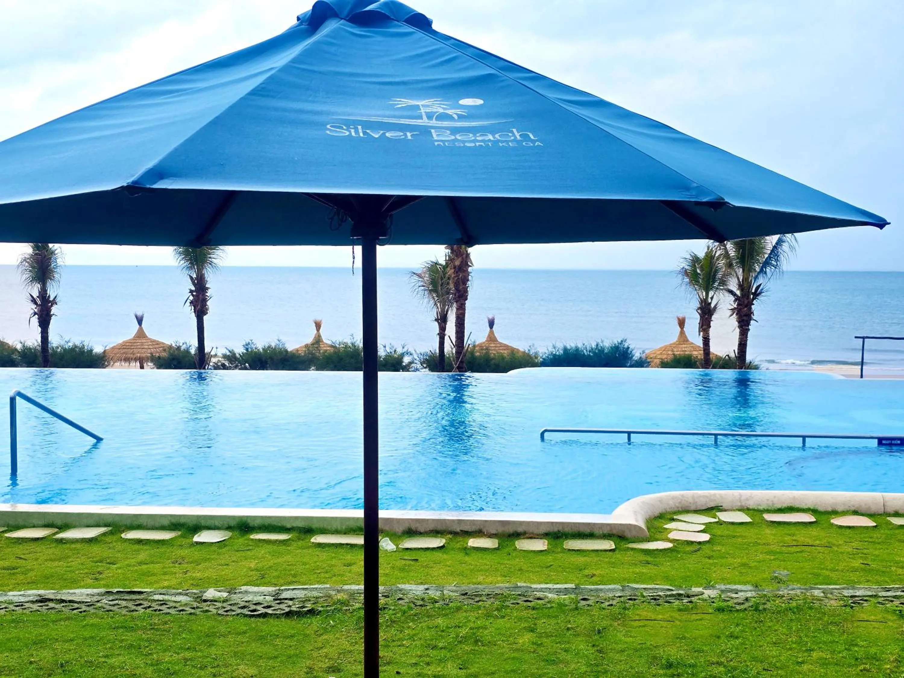 Swimming pool in Silver Beach Resort Ke Ga