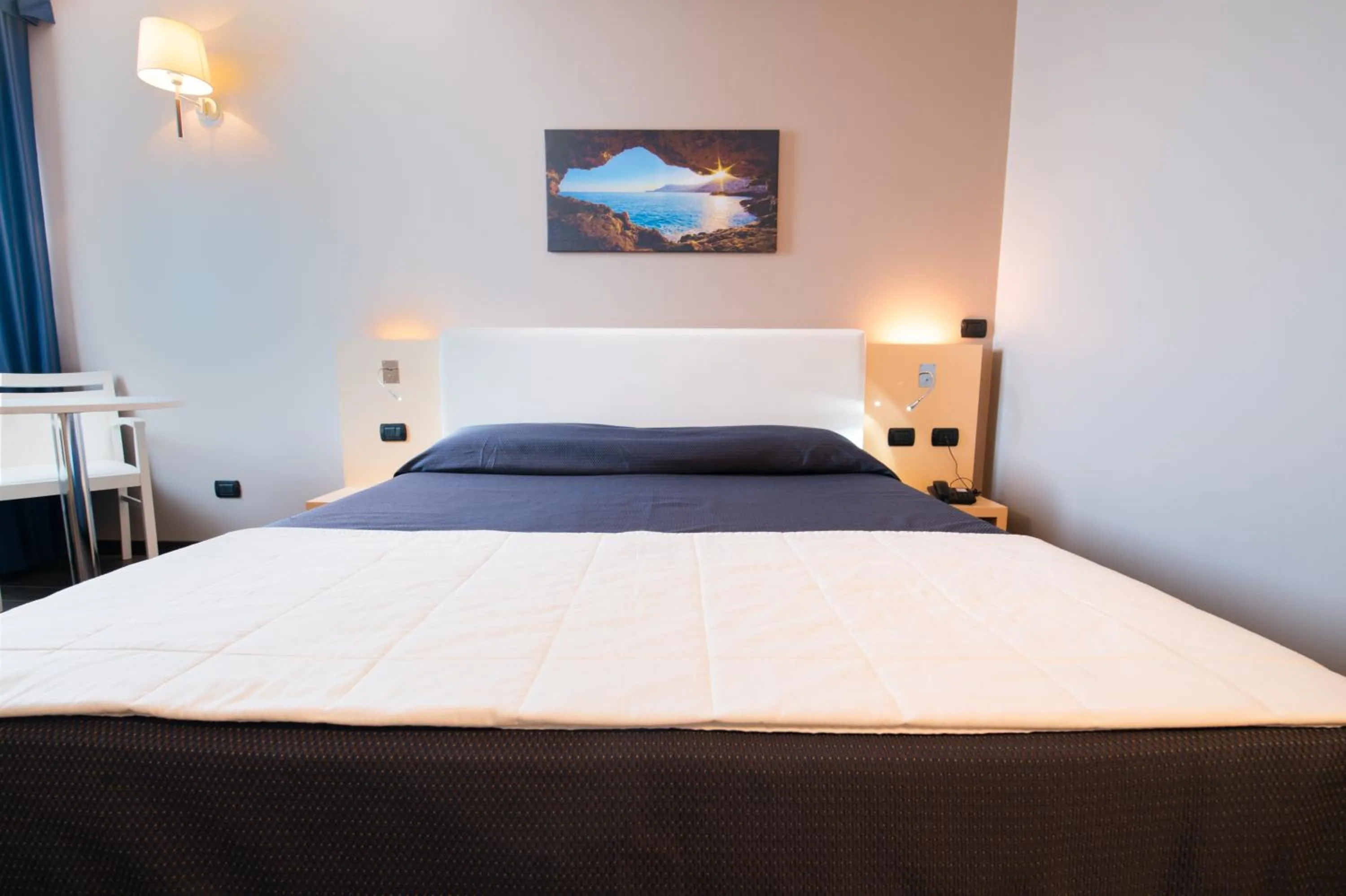 Bedroom, Bed in Hotel Mediterraneo