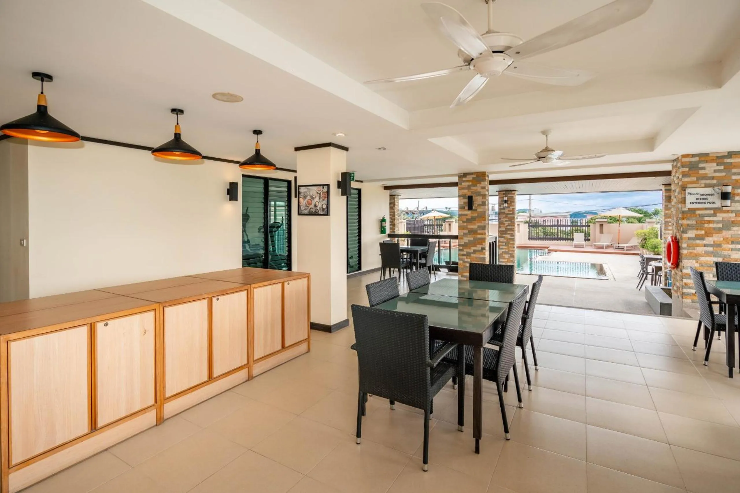 Restaurant/places to eat in Ratana Hotel Chalong