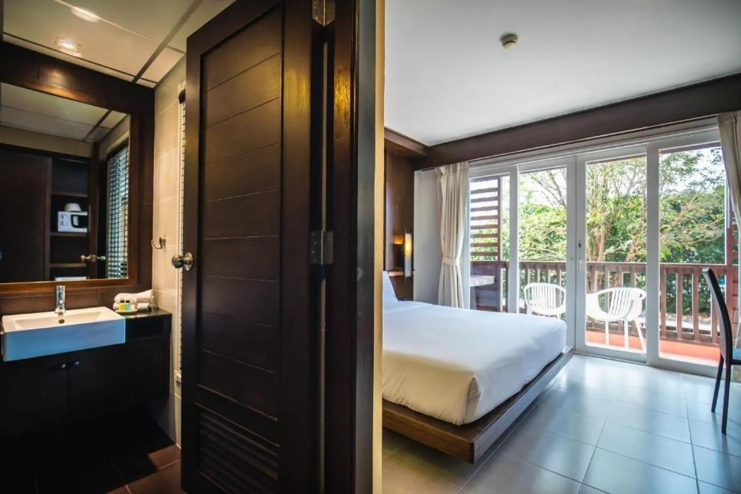 View (from property/room), Bed in Ratana Hotel Chalong