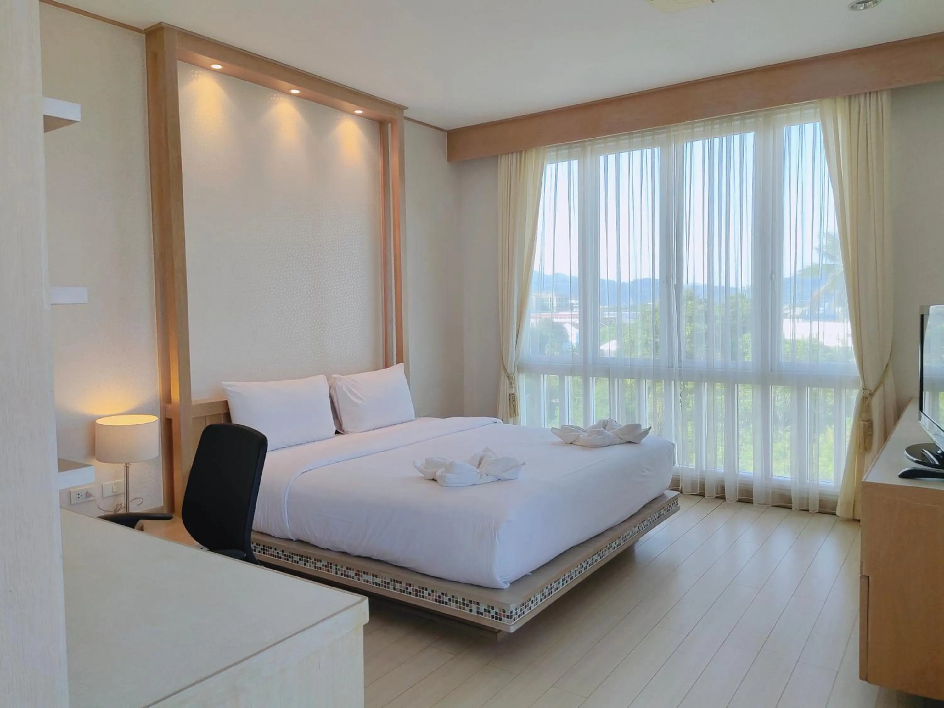 Bedroom, Bed in Ratana Hotel Chalong