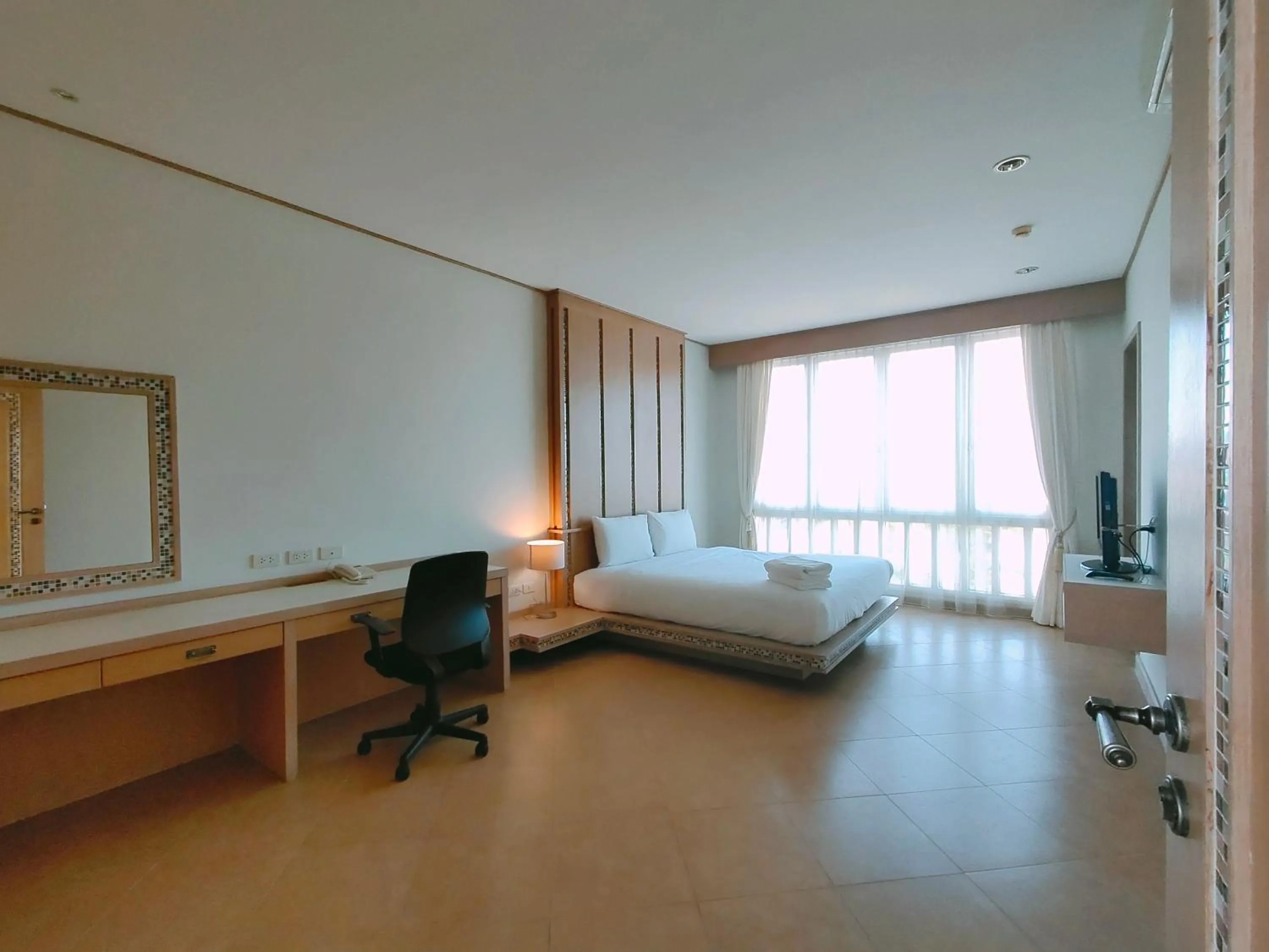 Bedroom, Bed in Ratana Hotel Chalong