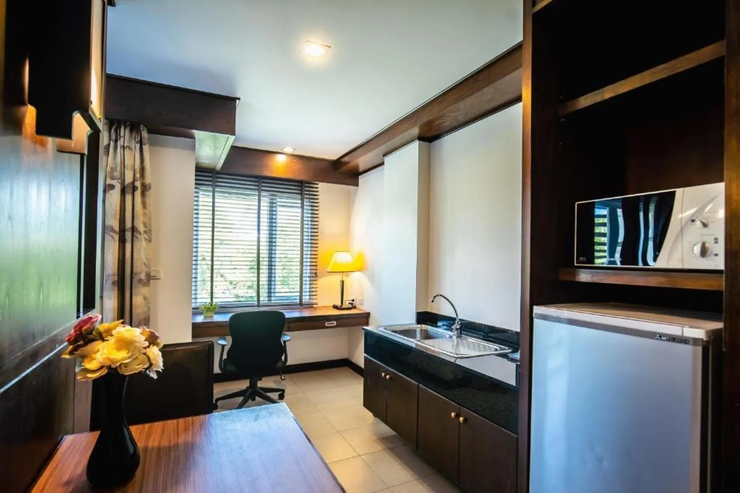 Communal lounge/ TV room in Ratana Hotel Chalong