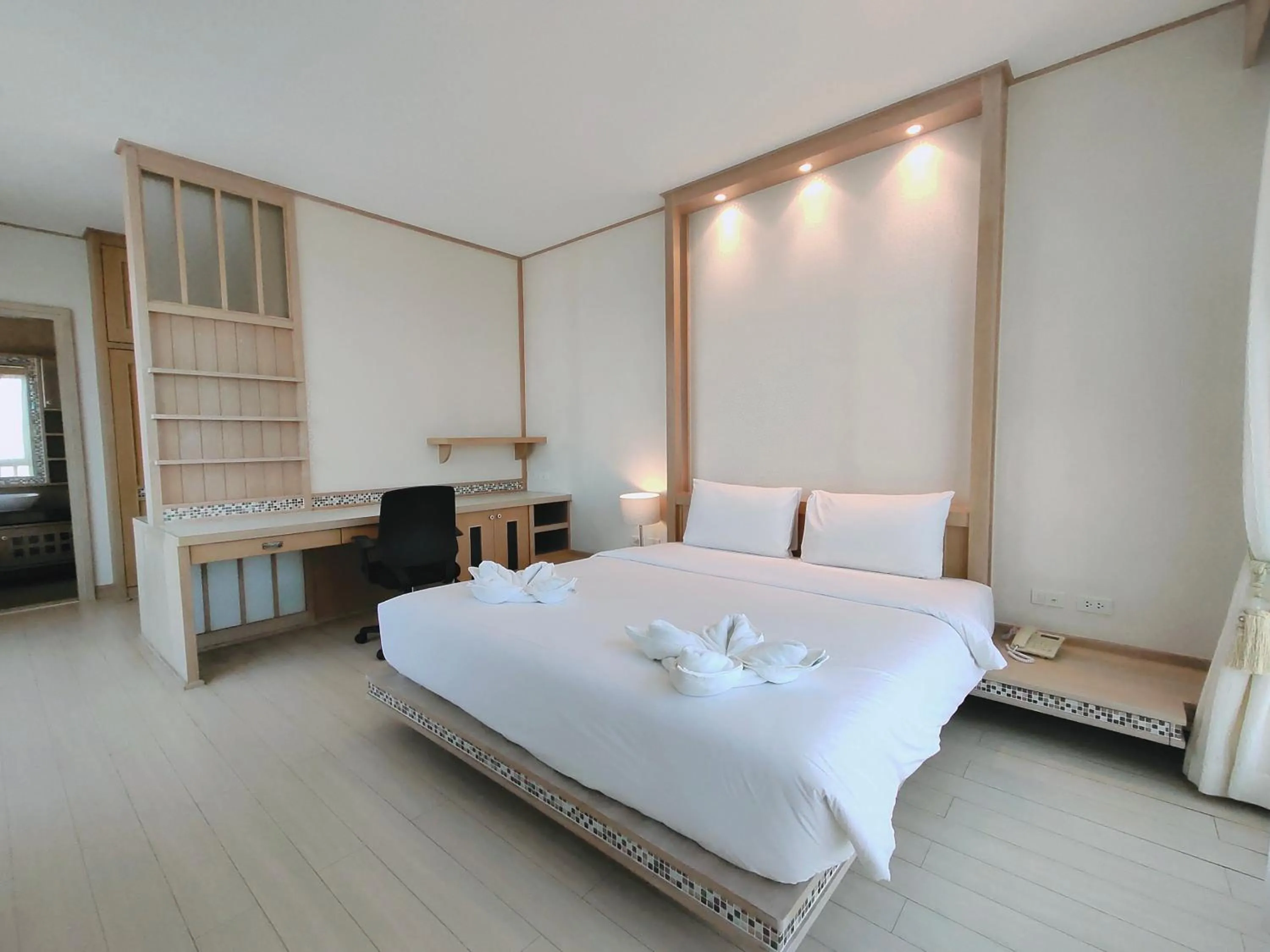 Bedroom, Bed in Ratana Hotel Chalong