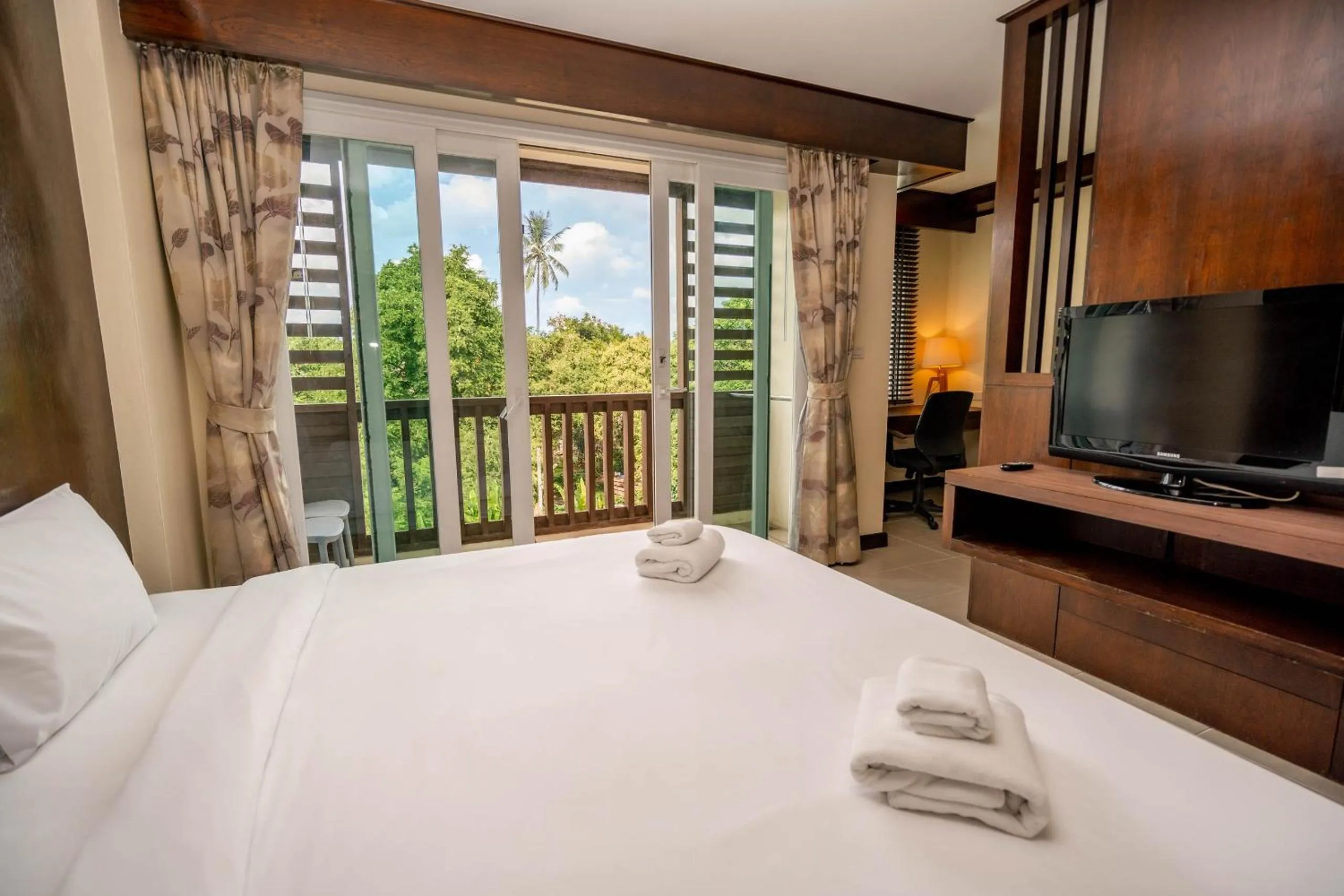 View (from property/room), Bed in Ratana Hotel Chalong