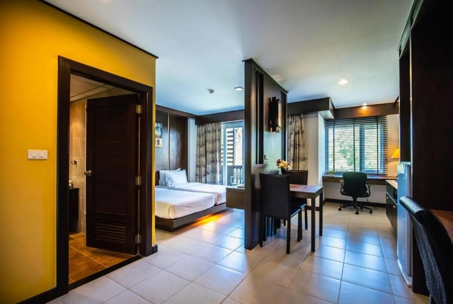 Living room, Bed in Ratana Hotel Chalong