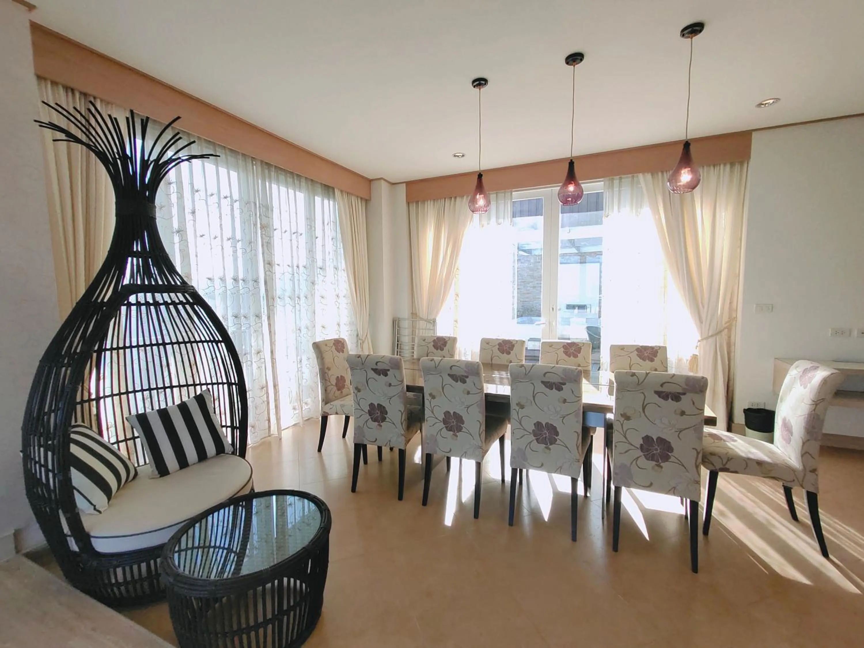 Dining area in Ratana Hotel Chalong