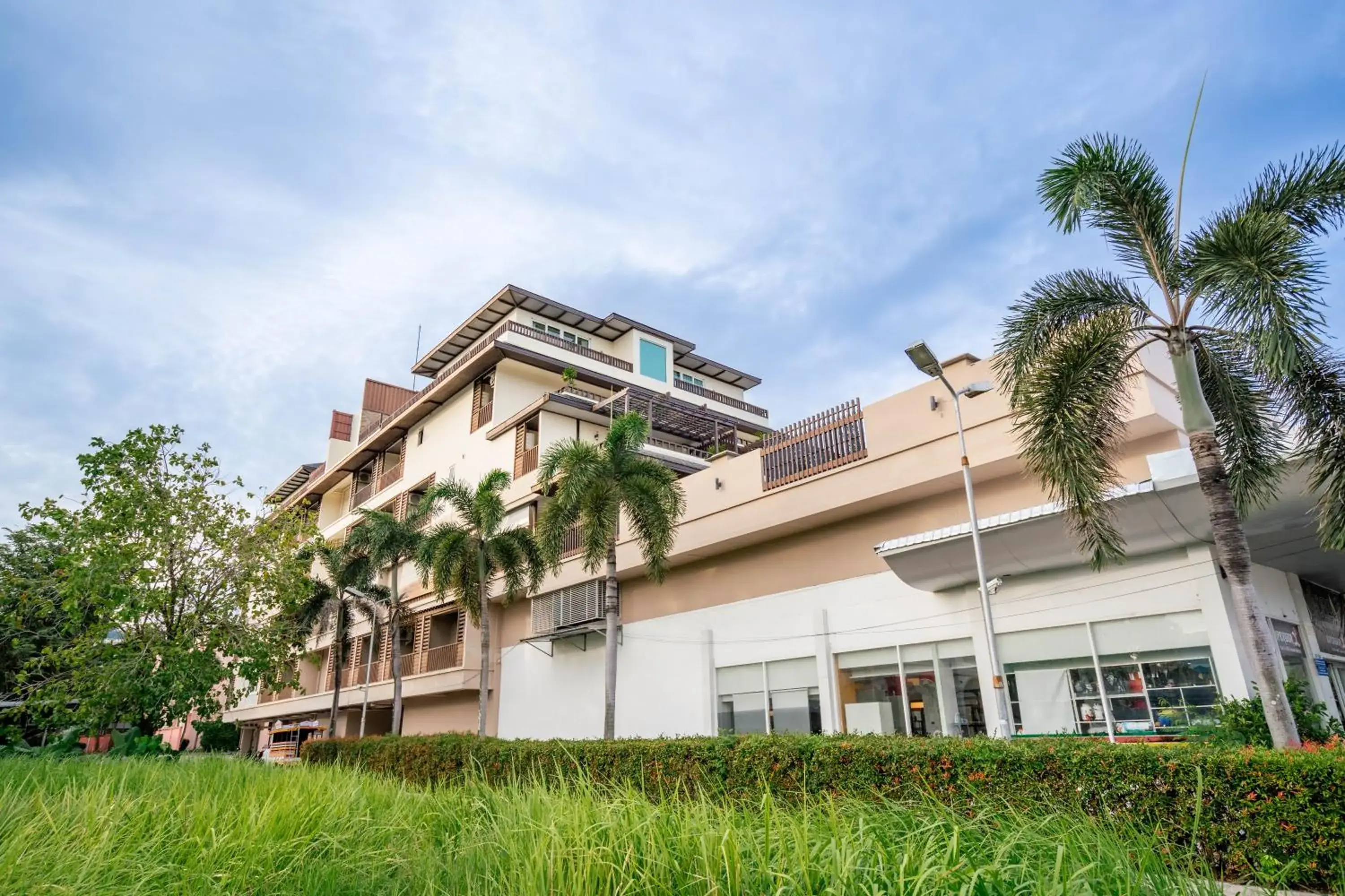 Property building in Ratana Hotel Chalong Property building in Ratana Hotel Chalong