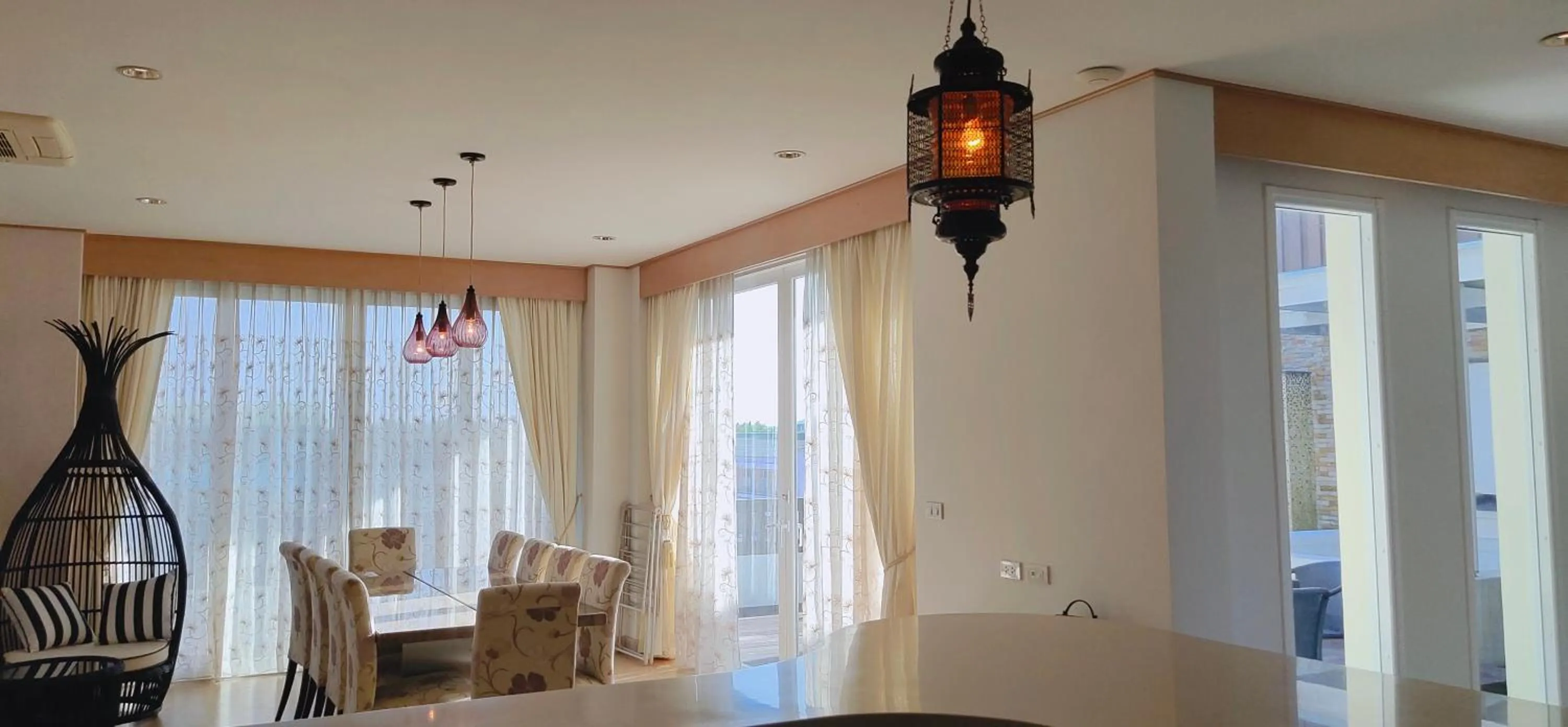 Dining area in Ratana Hotel Chalong