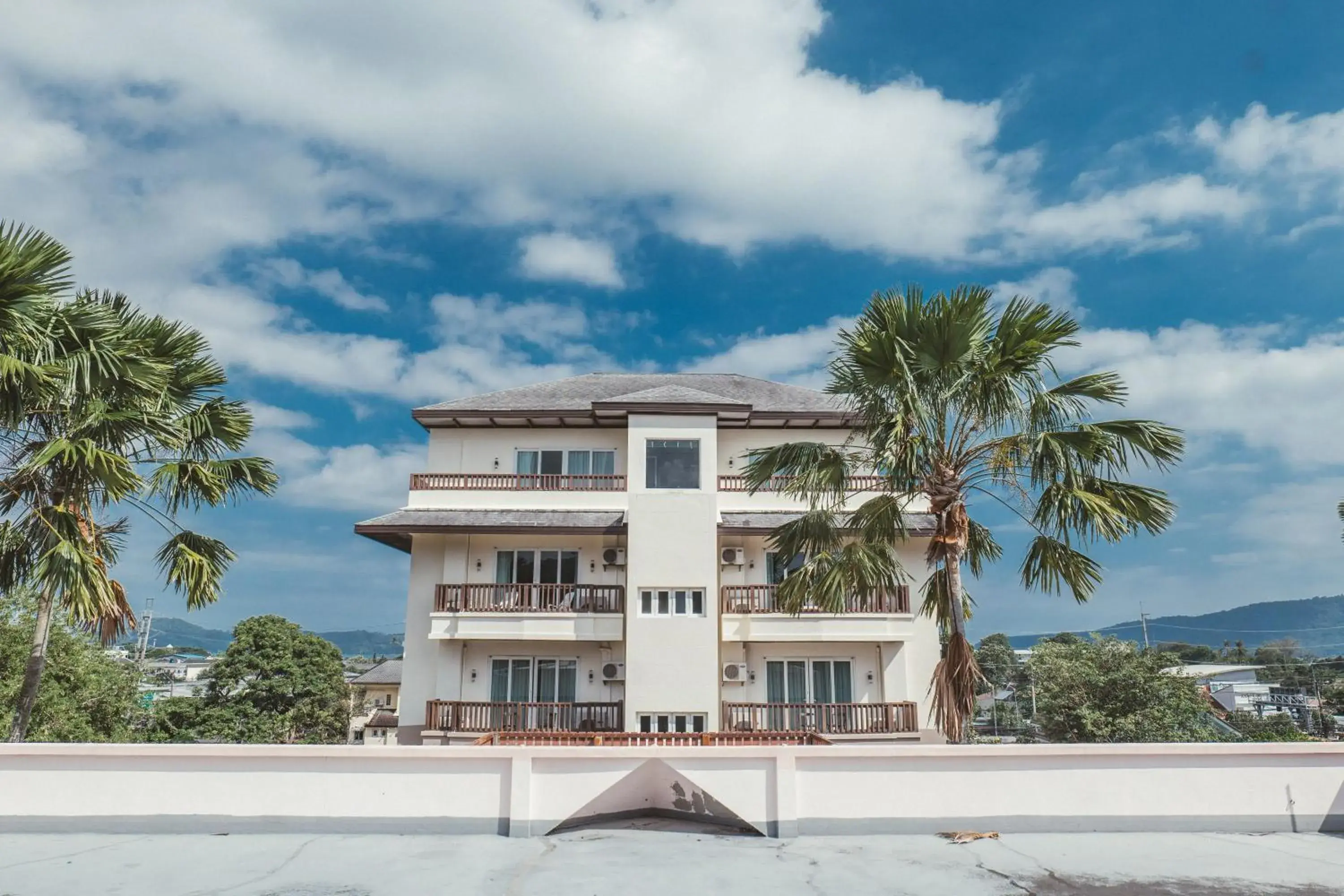 Property building in Ratana Hotel Chalong Property building in Ratana Hotel Chalong